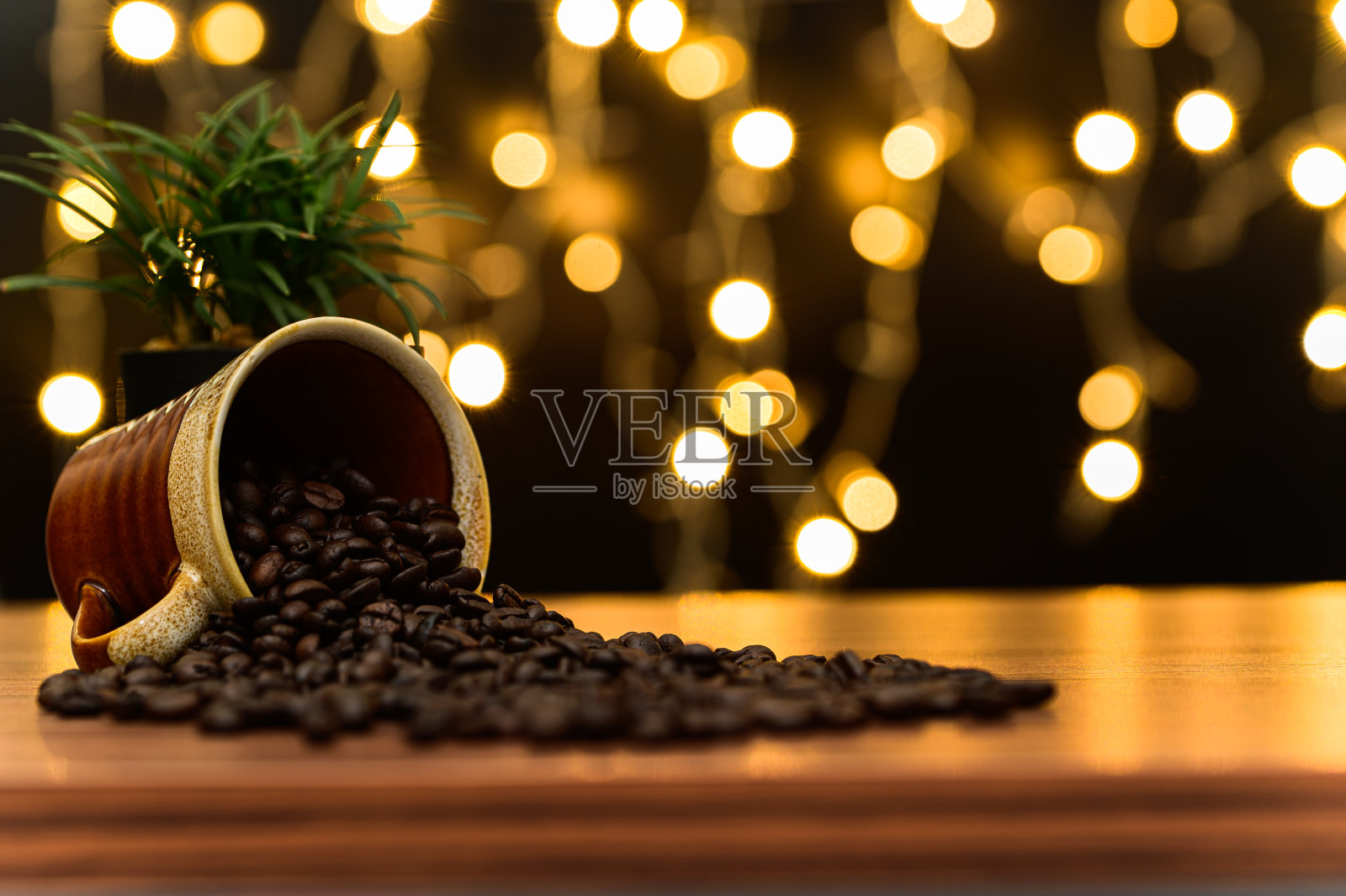 桌上摆放着咖啡豆橙色的散景地板照片摄影图片