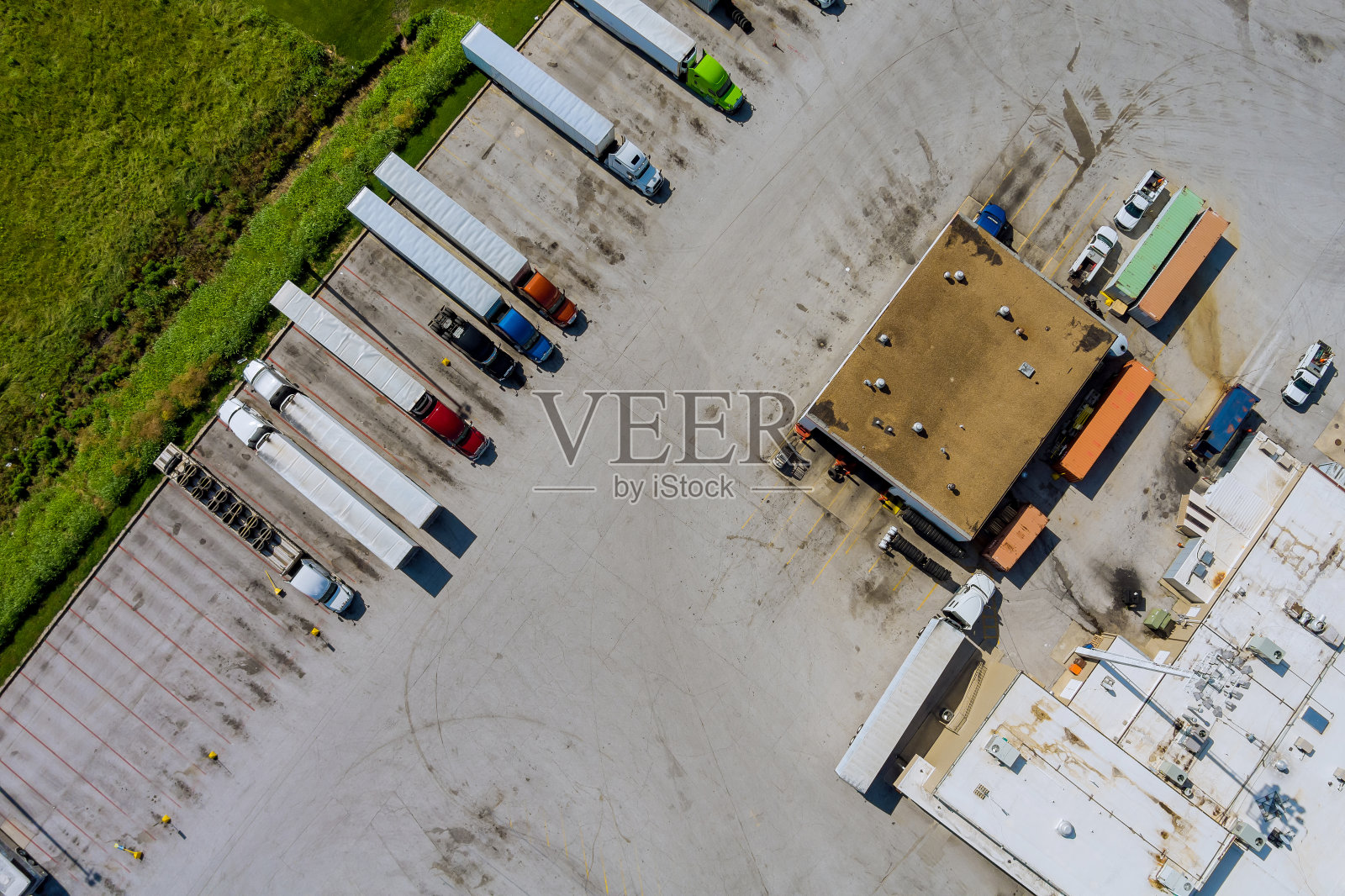 带有餐厅和大型停车场的重型卡车休息区鸟瞰图照片摄影图片