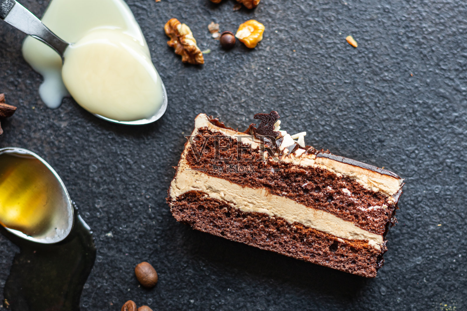 巧克力蛋糕奶油坚果，咖啡，香料，蜂蜜，甘纳许甜甜点假日款待餐小吃复制太空食物背景乡村。照片摄影图片