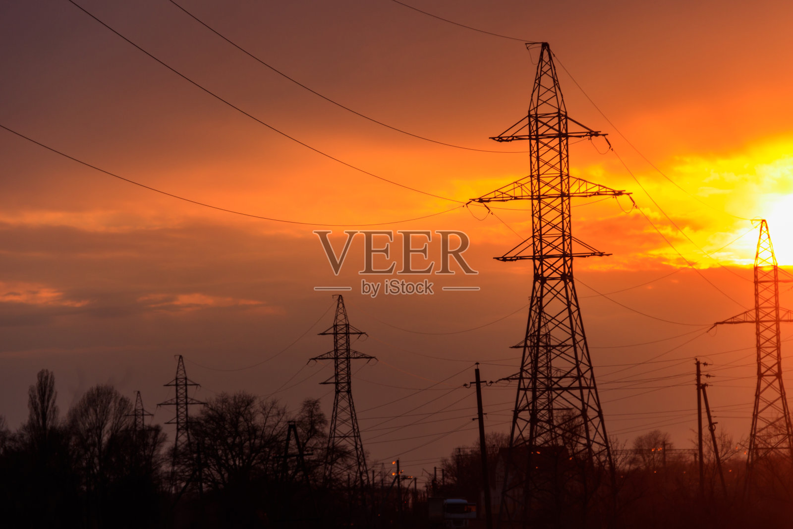 日落时分的高压电线照片摄影图片