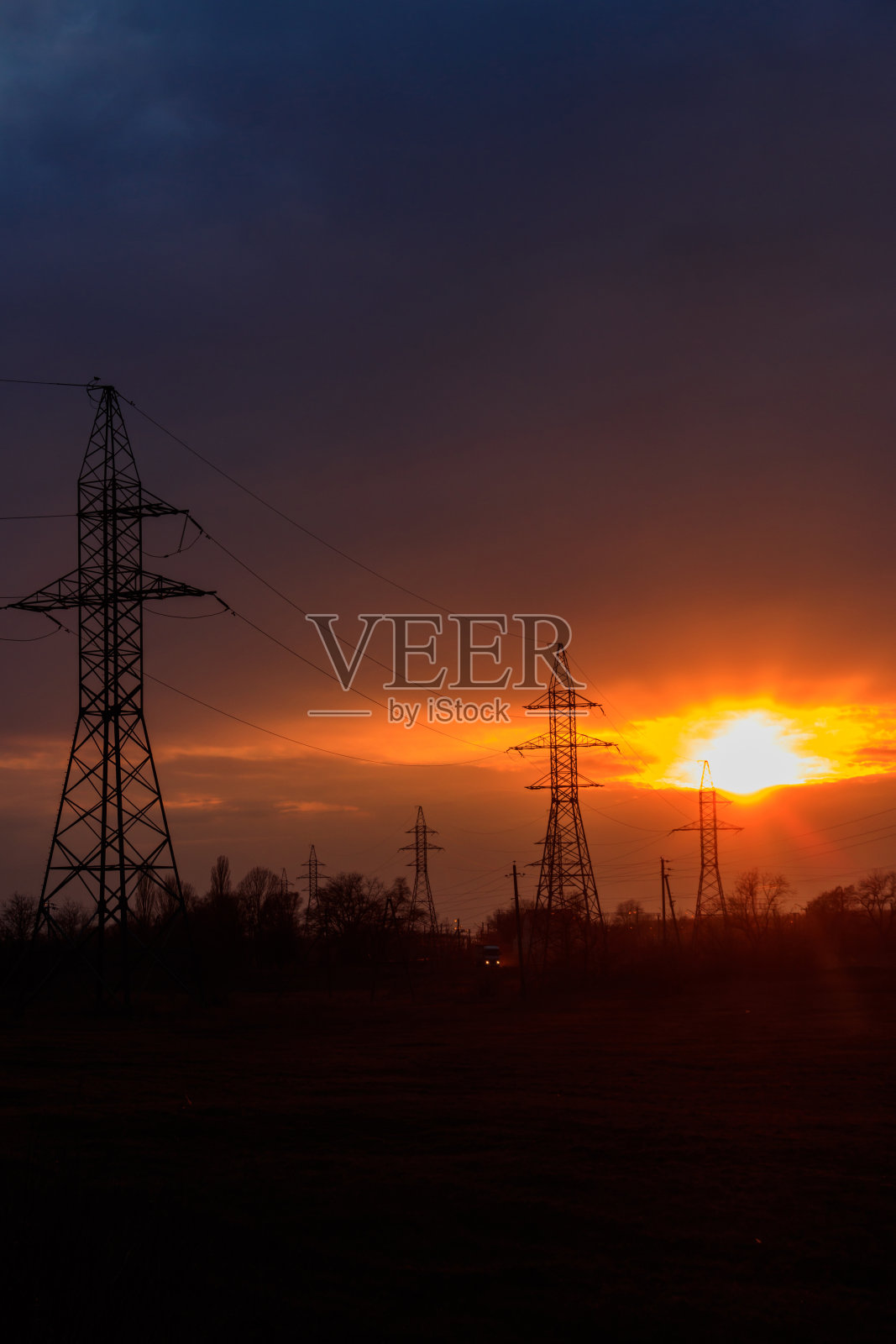 日落时分的高压电线照片摄影图片