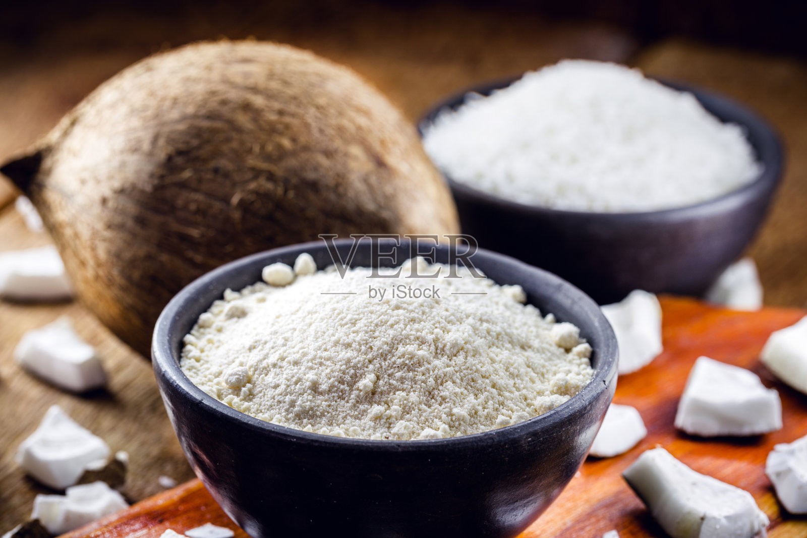 有机椰粉，由椰子制成，是水果糖果的烹饪原料照片摄影图片