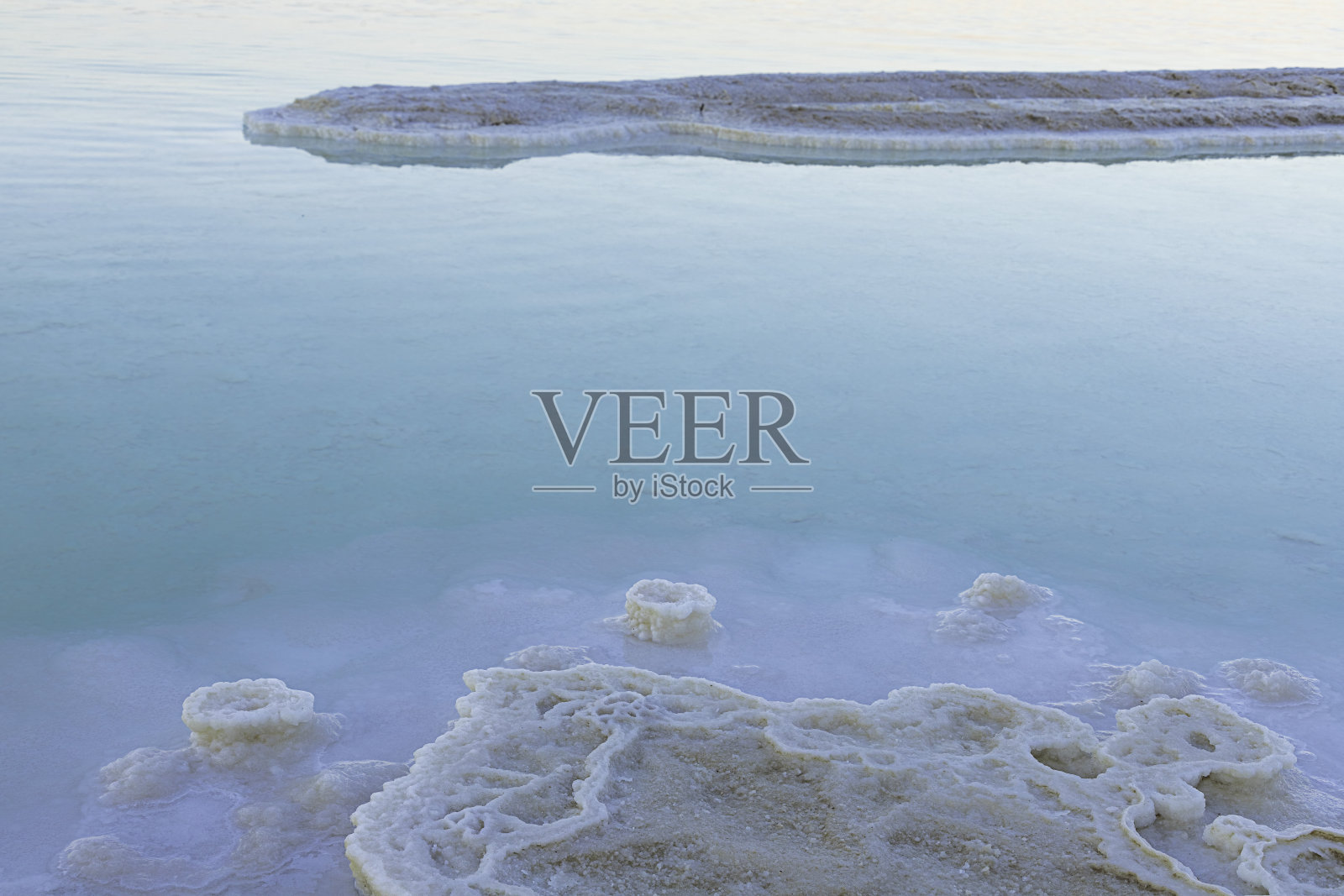 死海日落：盐层地貌与山脉照片摄影图片