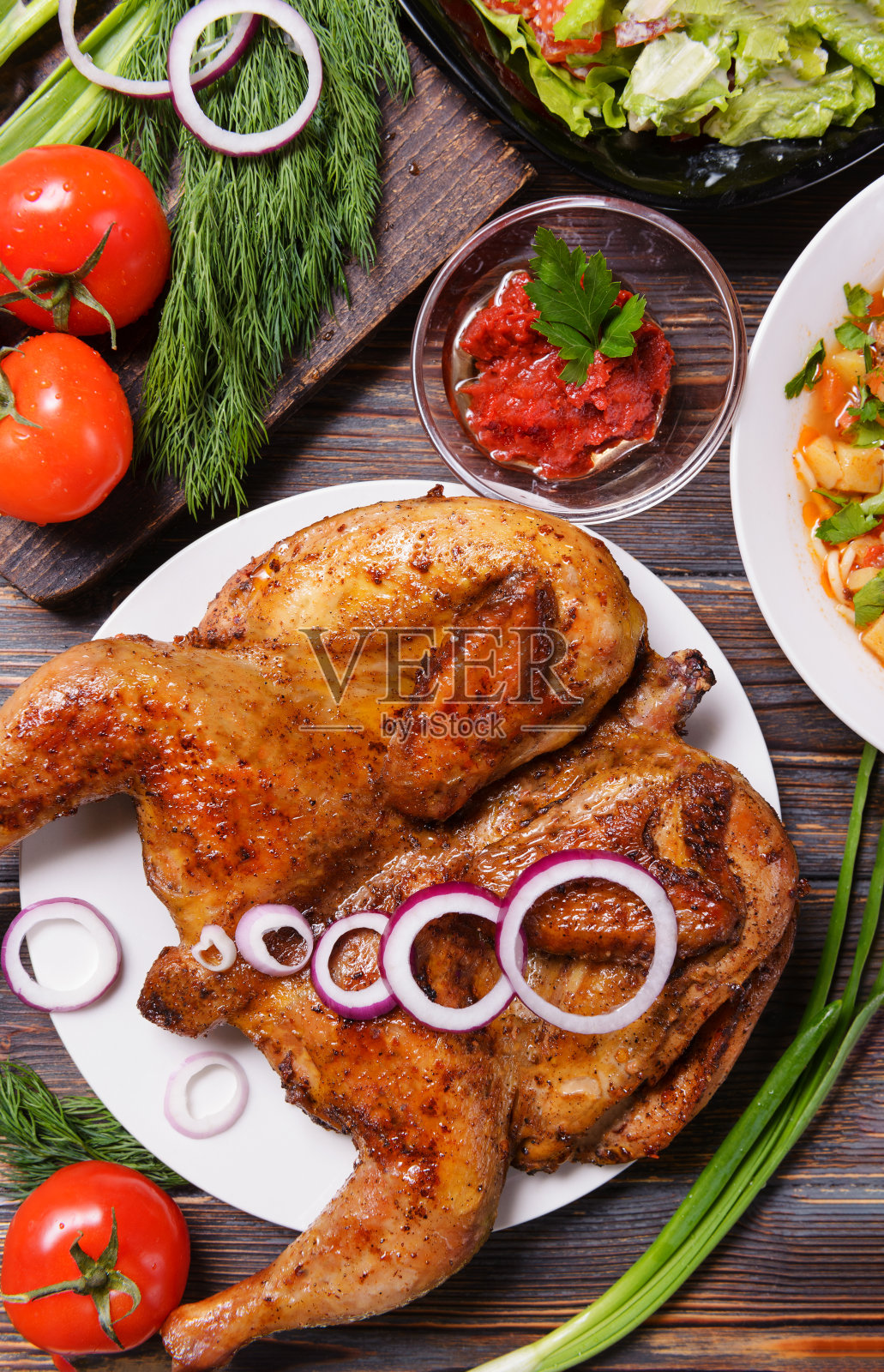 白种人菜肴，烟草鸡与番茄，洋葱和香草照片摄影图片