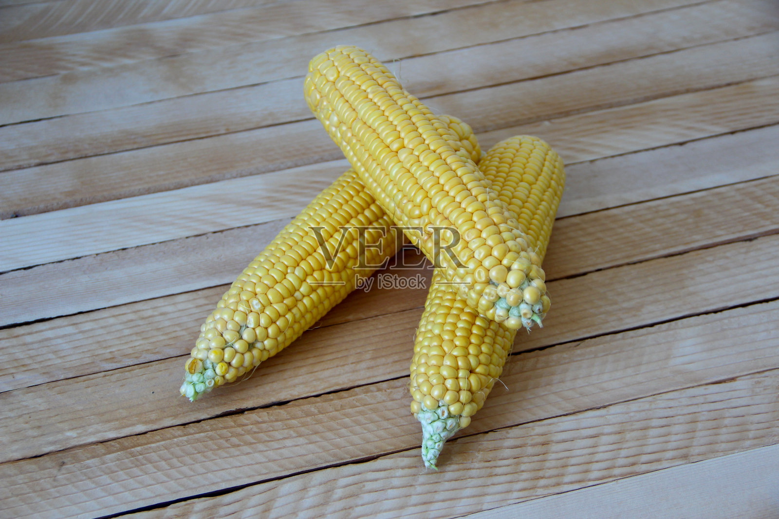 木制背景上的新鲜嫩玉米棒照片摄影图片