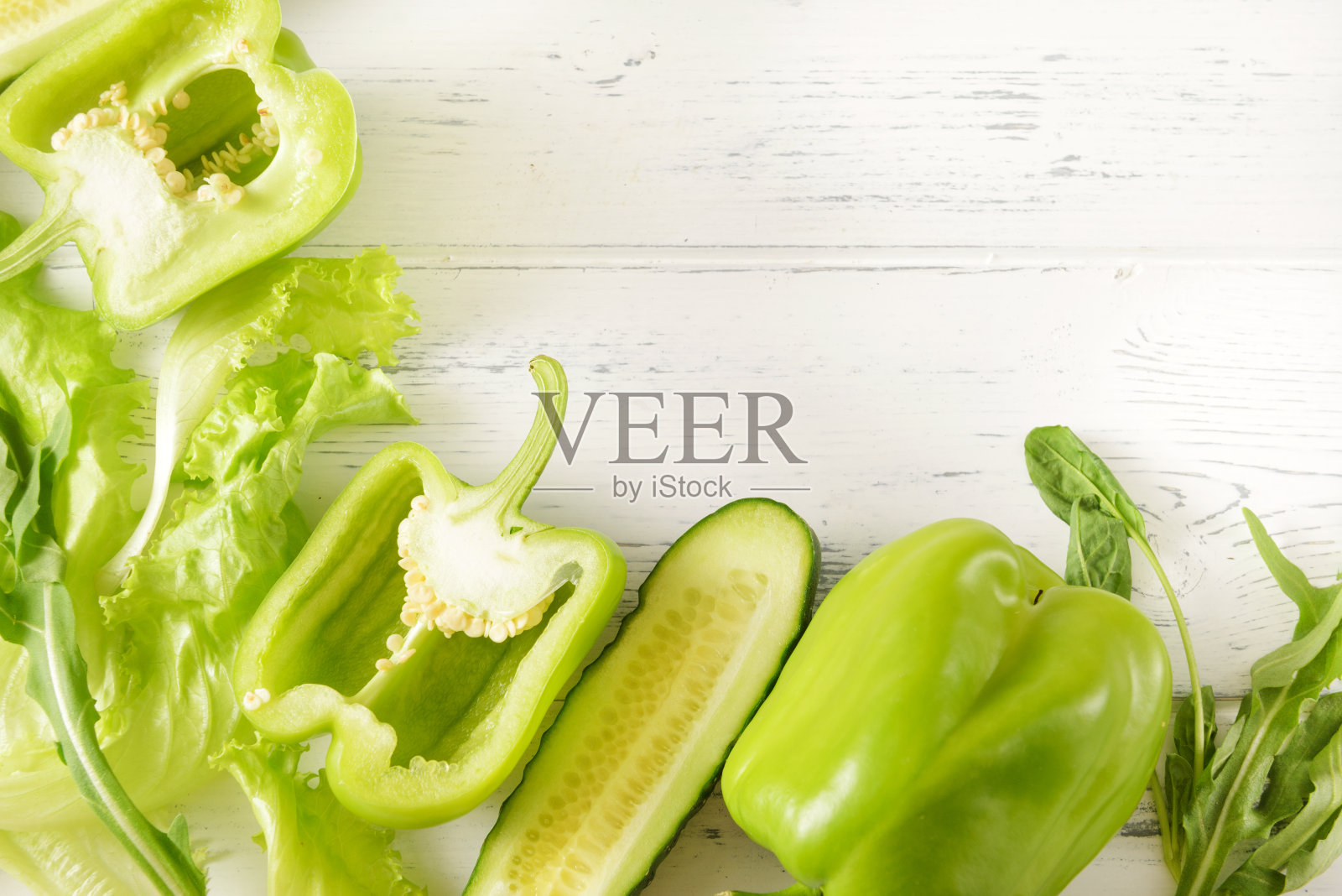 胡椒，黄瓜，生菜，菠菜，白色木质背景上的绿色蔬菜，照片摄影图片