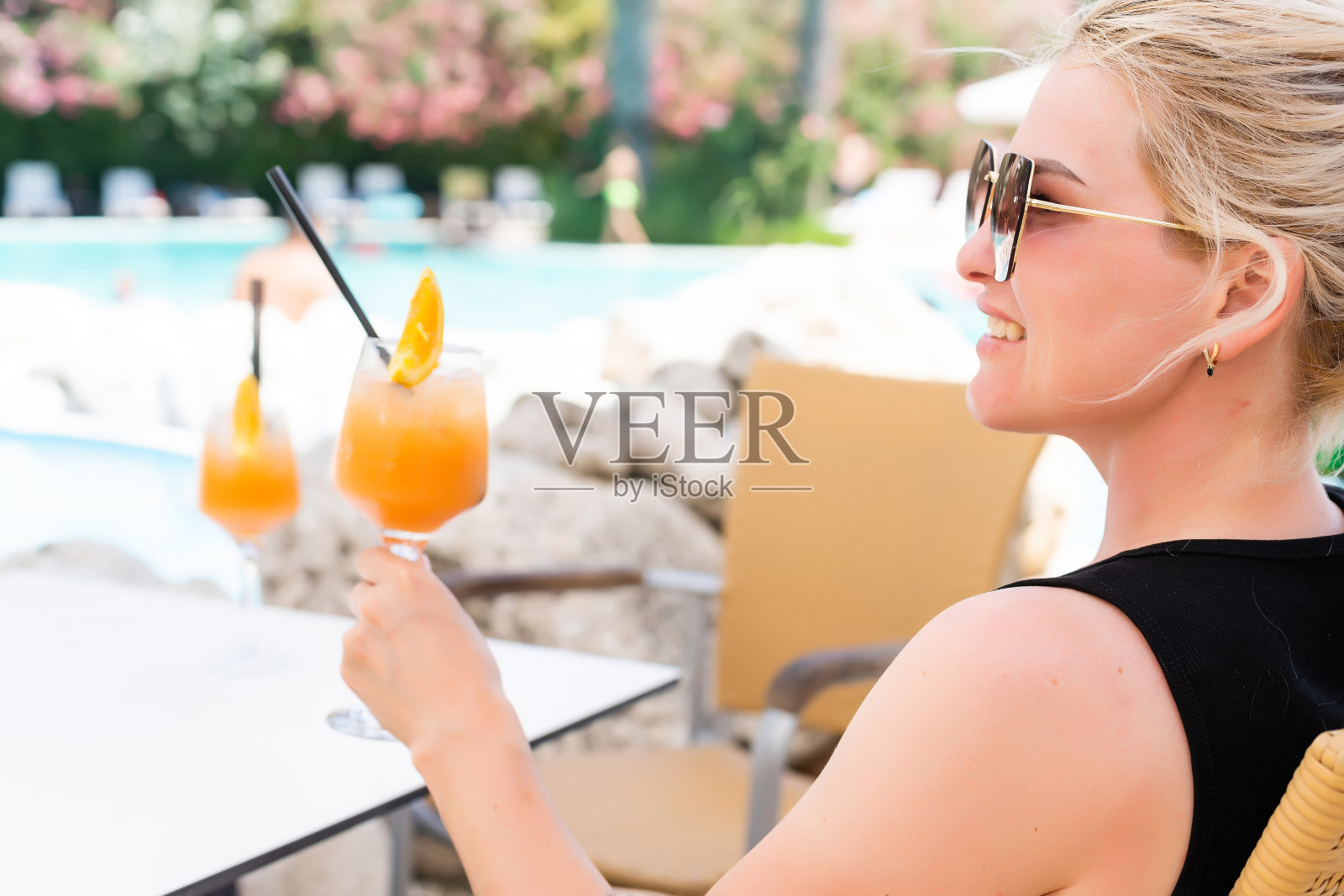 一个女人手里拿着鸡尾酒。有选择性的重点。大自然。照片摄影图片