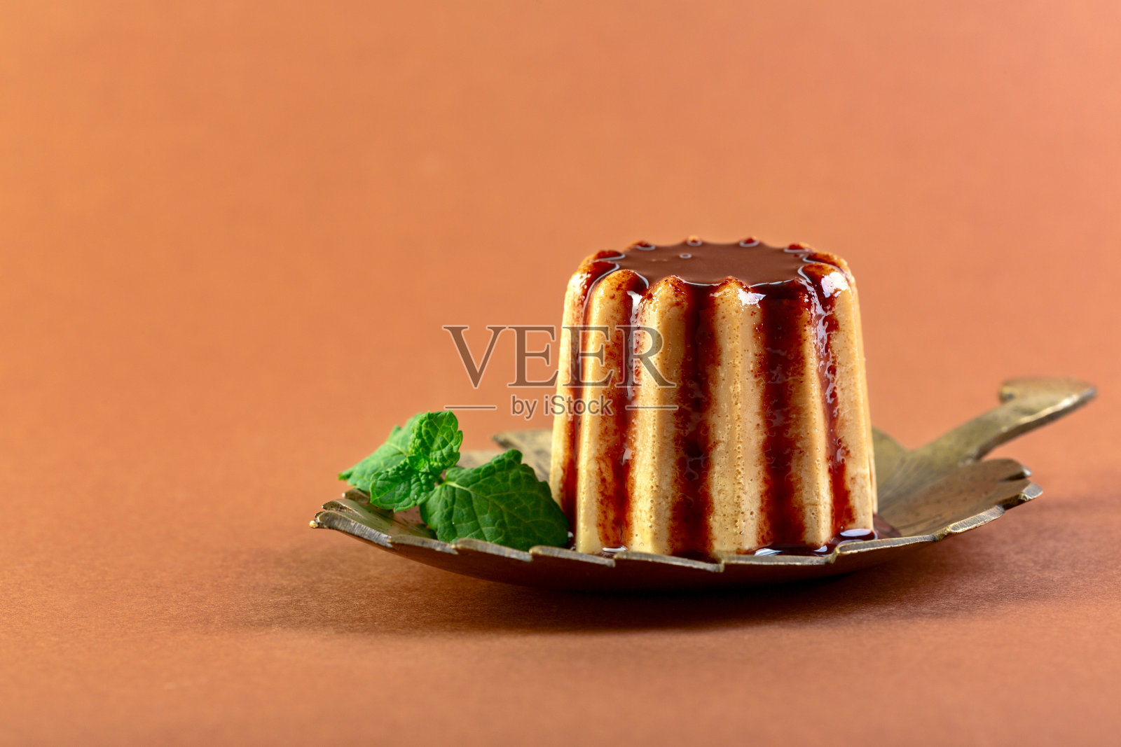 咖啡意式奶冻配巧克力酱。照片摄影图片