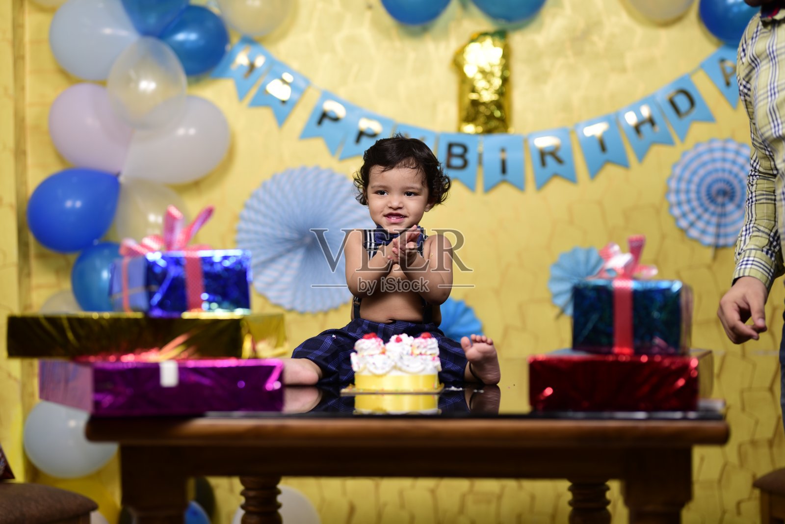 男孩的孩子生日照片摄影图片