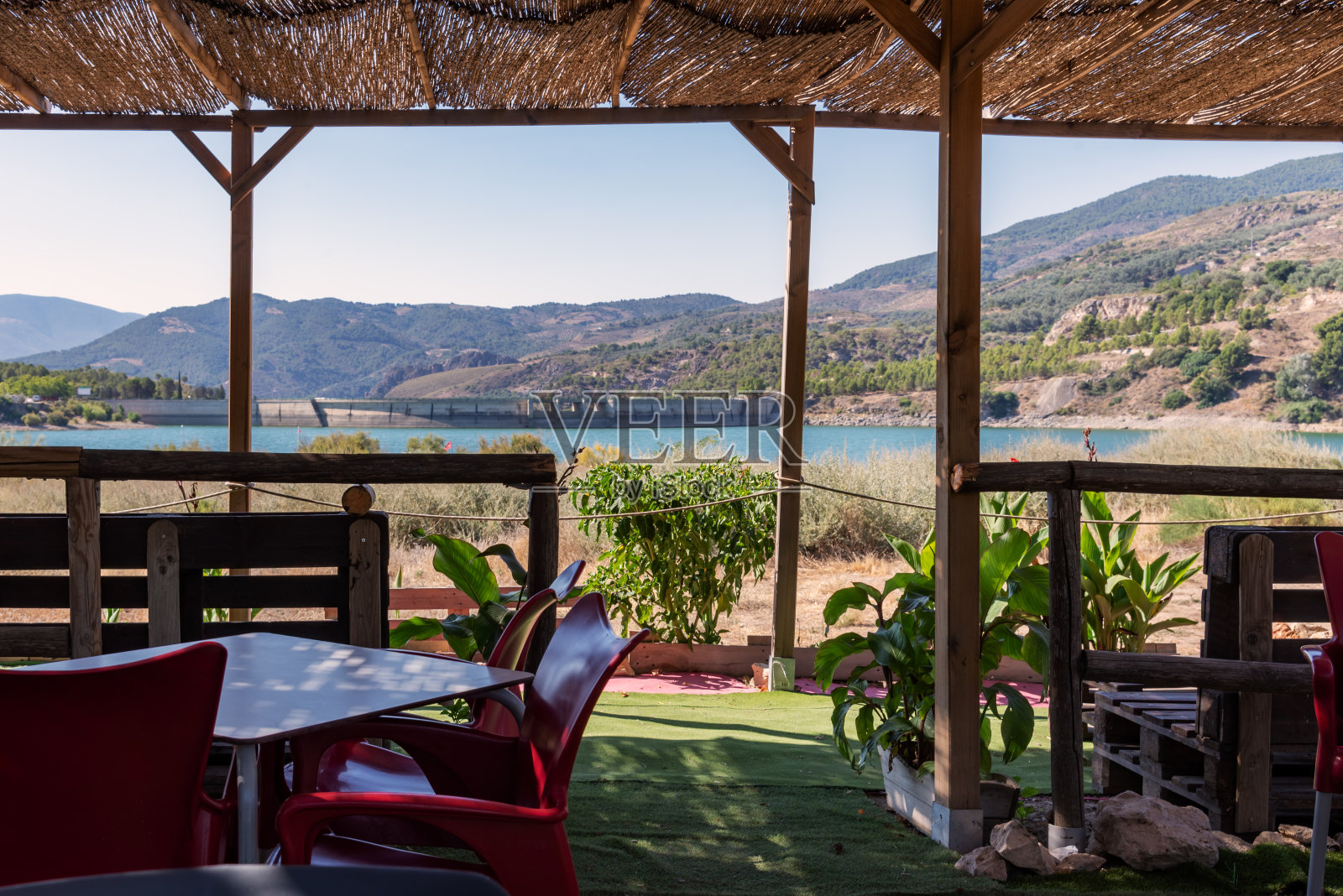 从阳台上看到的Beznar大坝和甘蔗田在它的休闲区。照片摄影图片