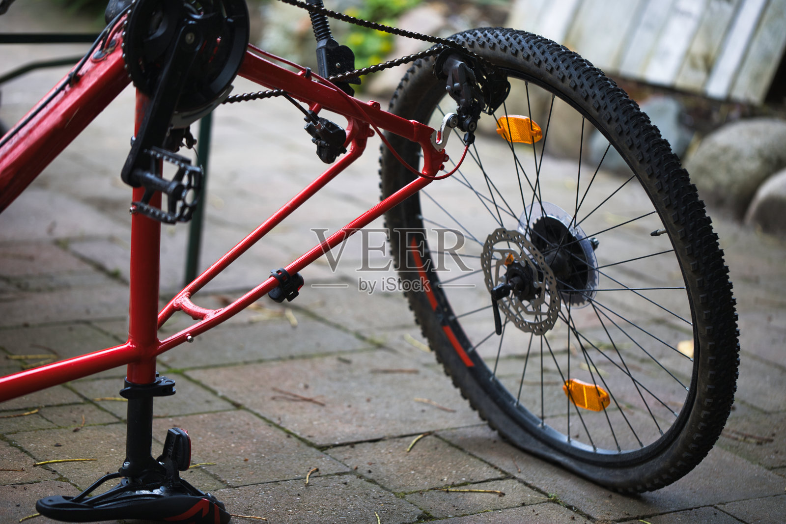 修理自行车轮胎照片摄影图片