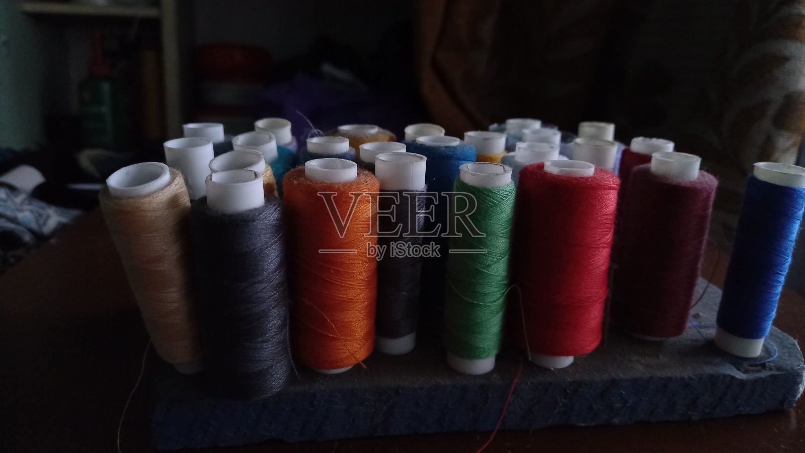 不同颜色的几缕缝纫线的照片照片摄影图片