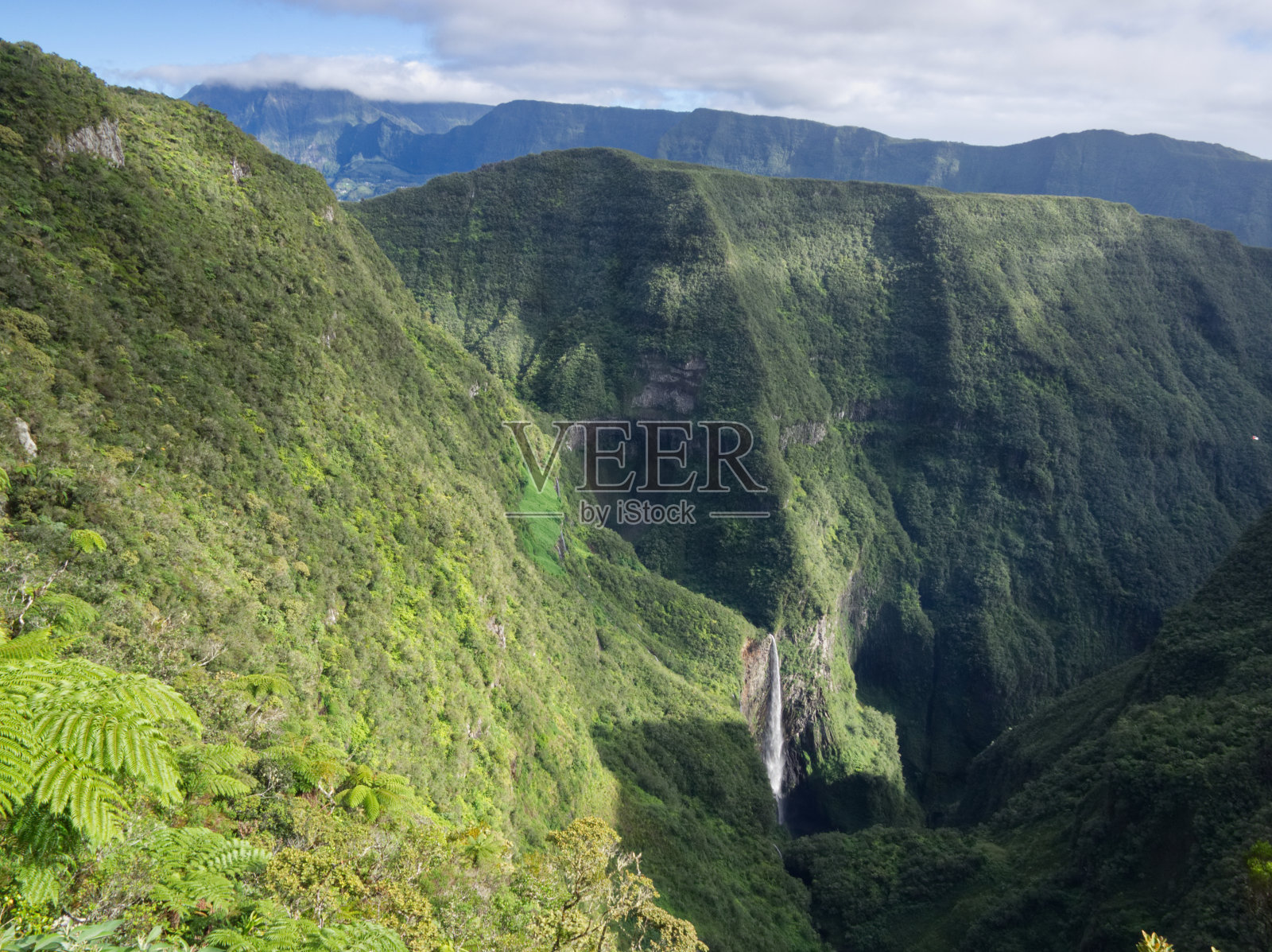 在特鲁德弗的观点与光和阴影效果的山脉照片摄影图片