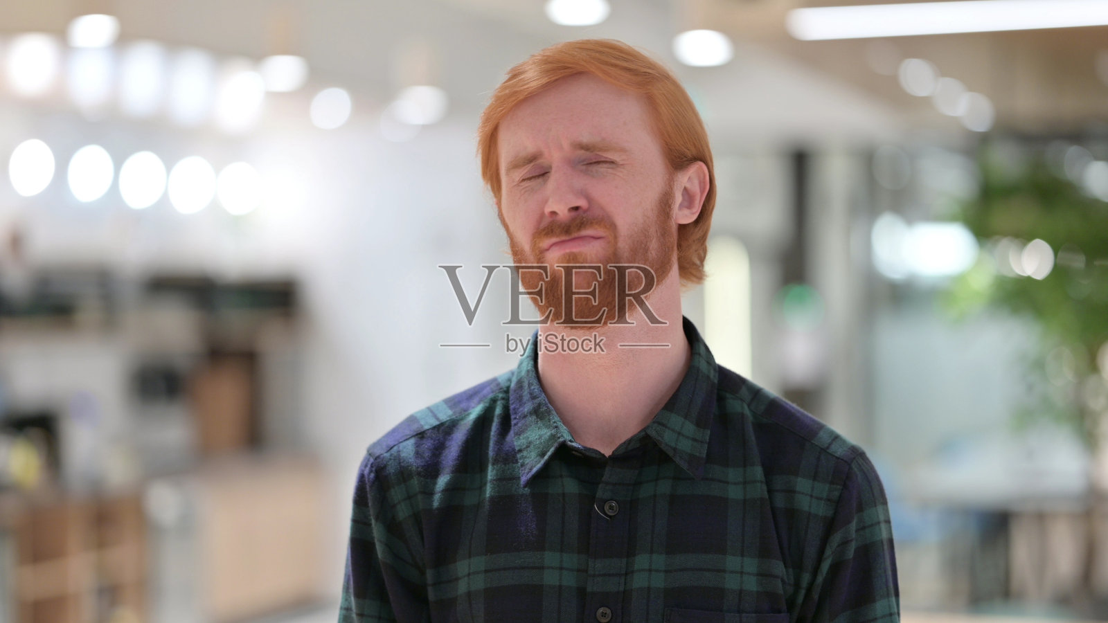 失望的红发男人对失去的反应照片摄影图片