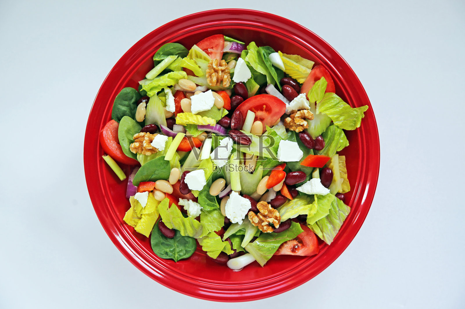 高蛋白无肉晚餐沙拉盘山羊奶酪，坚果，豆类和园艺蔬菜照片摄影图片