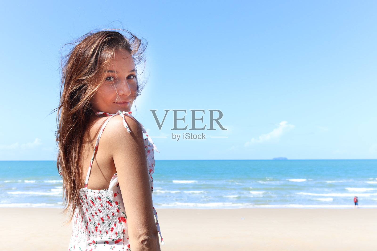 微笑的年轻美丽的女人的肖像金发长头发站在热带蓝色的海夏天的海滩，放松的假期夏天的概念。照片摄影图片