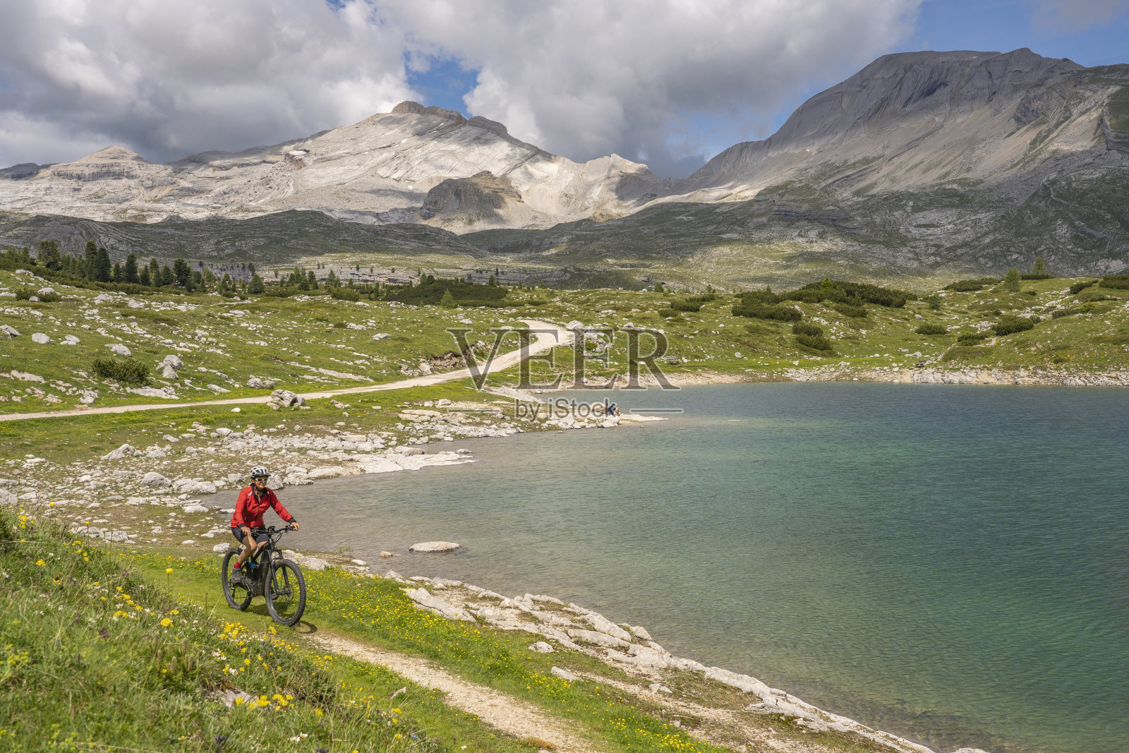 在意大利上阿迪杰的Fanes-Sennes-Braies自然公园骑山地车的老妇人照片摄影图片
