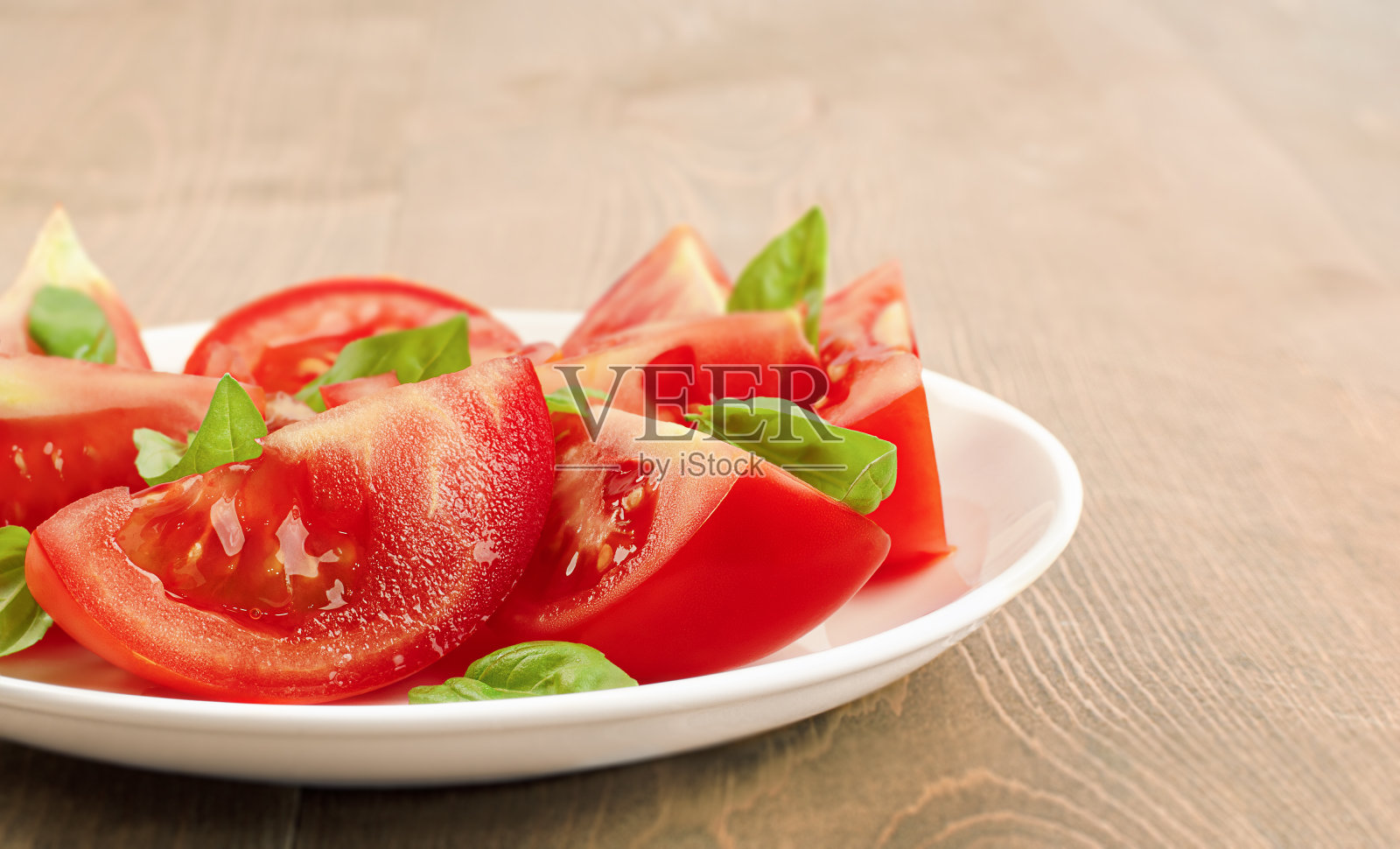 番茄和罗勒放在盘子里照片摄影图片