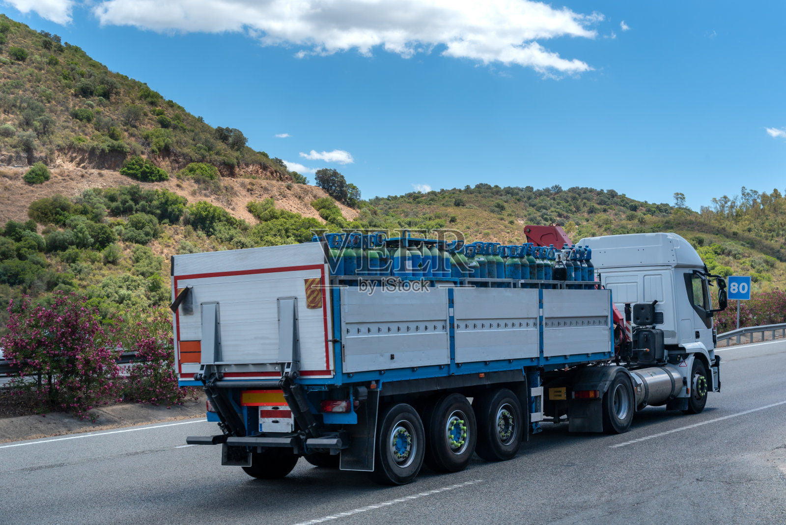 卡车用半挂车装着氧气瓶，装有危险品板。照片摄影图片