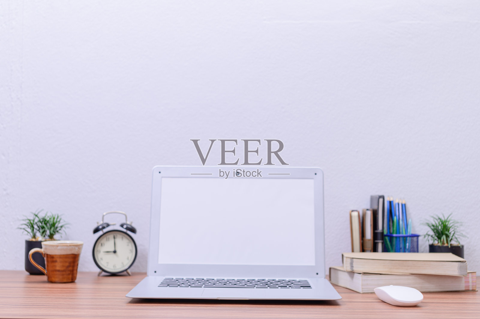 笔记本电脑放在房间的桌子上照片摄影图片