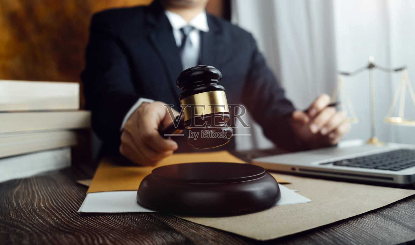 商业和律师在办公室的办公桌上用黄铜秤讨论合同文件。法律、法律服务、法律咨询、司法和法律概念画面具有胶片颗粒效应照片摄影图片