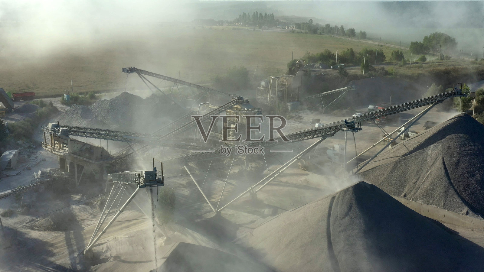 采石场用于提取花岗岩。花岗岩采石场。照片摄影图片