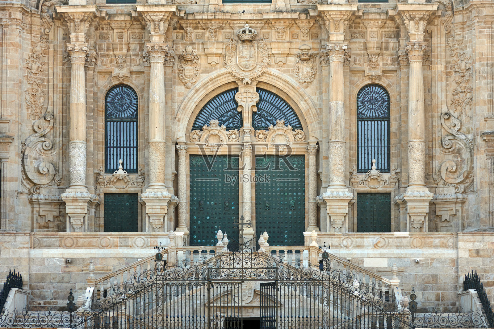 圣地亚哥德孔波斯特拉大教堂主立面门的细节。照片摄影图片