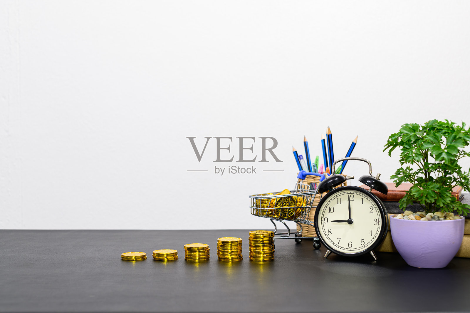 财务增长的概念在一个堆叠的业务在办公室的桌子上照片摄影图片