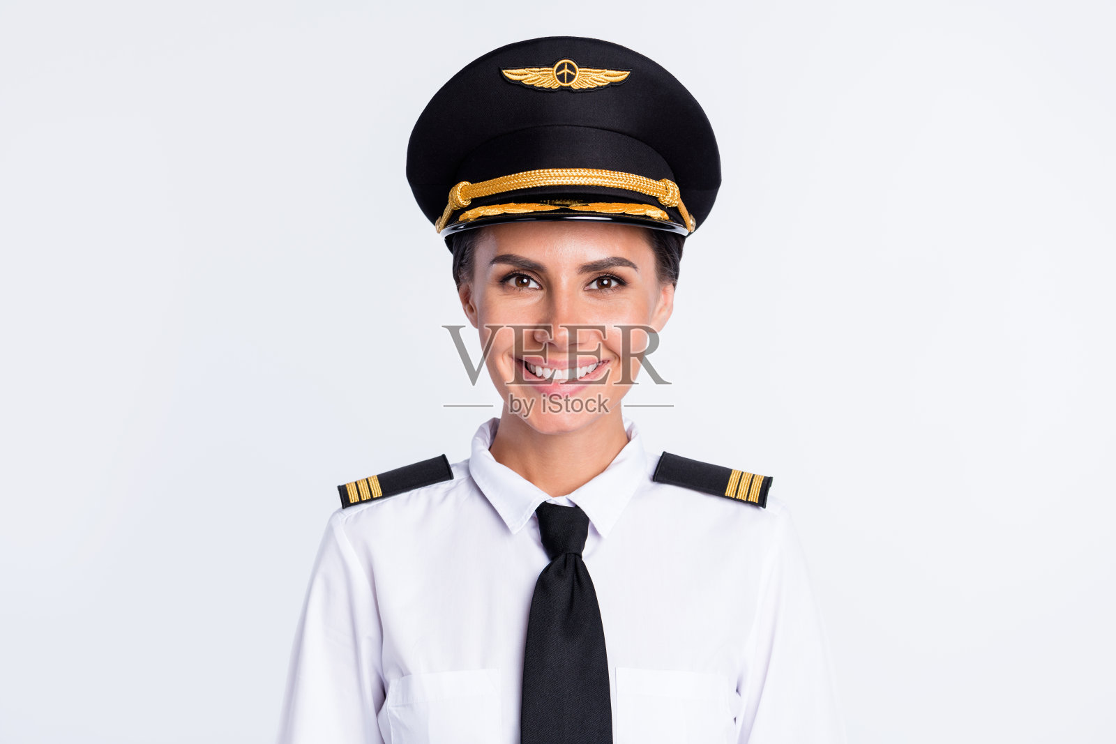 照片的快乐的飞行员夫人牙齿灿烂的微笑戴头饰飞行员制服孤立的白色背景照片摄影图片