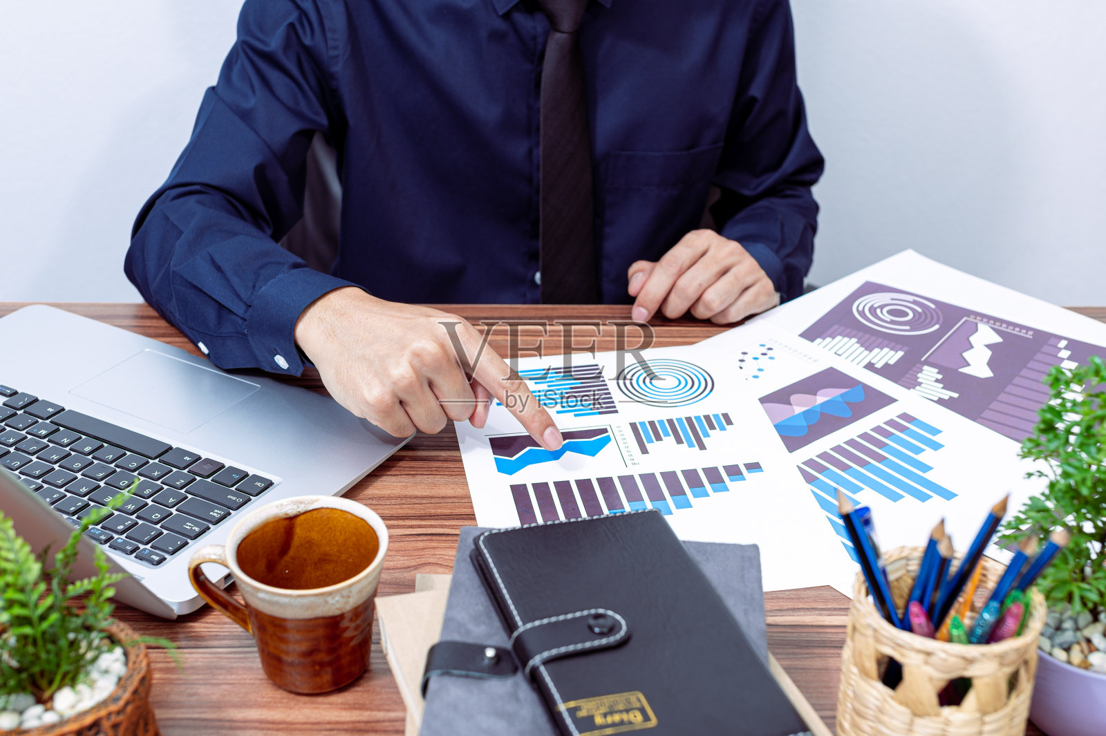 商业人士查看商业增长报告照片摄影图片