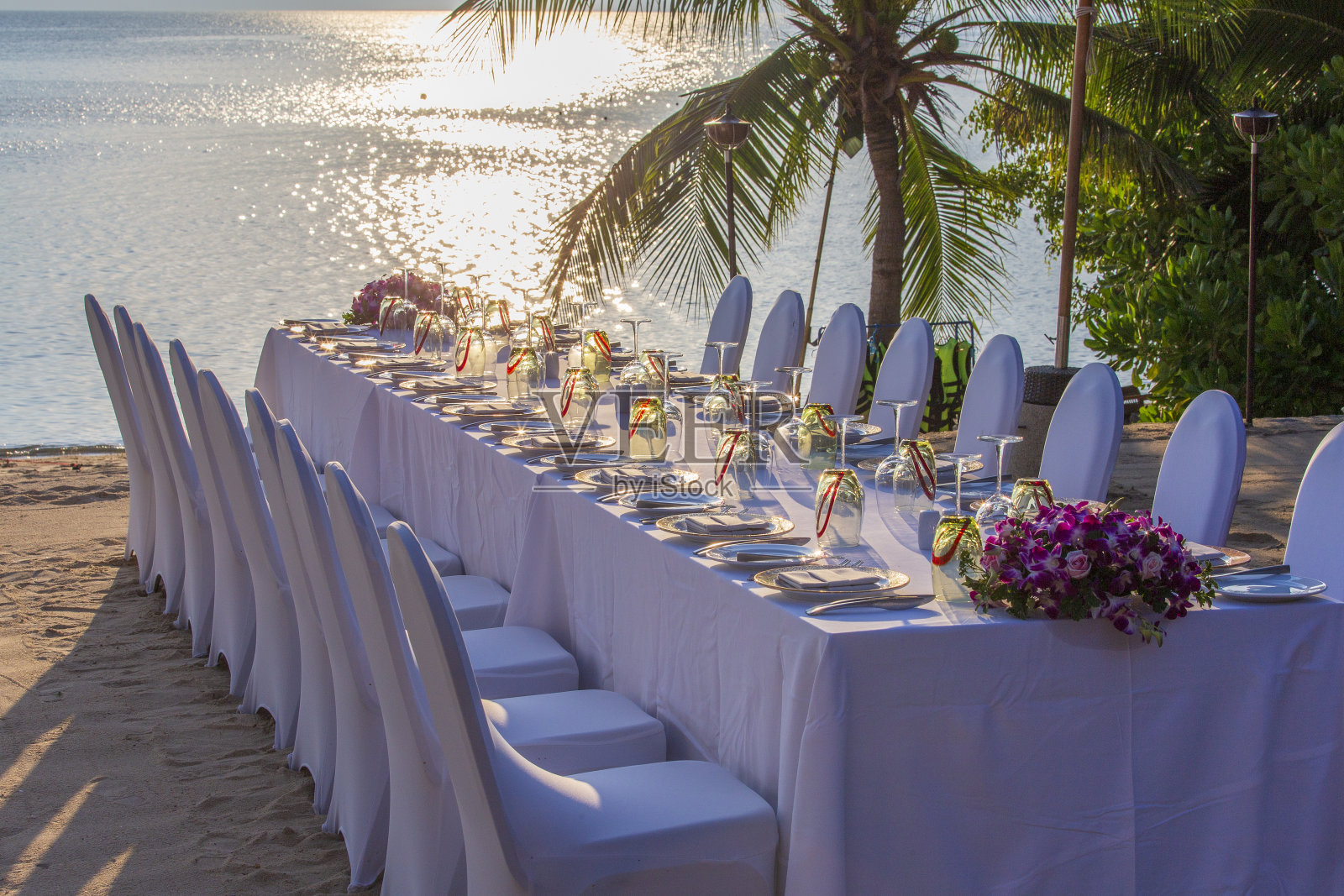 在阳光明媚的日子里，在海边的海滩上享受节日服务。为夏日沙滩上的露天派对做准备照片摄影图片