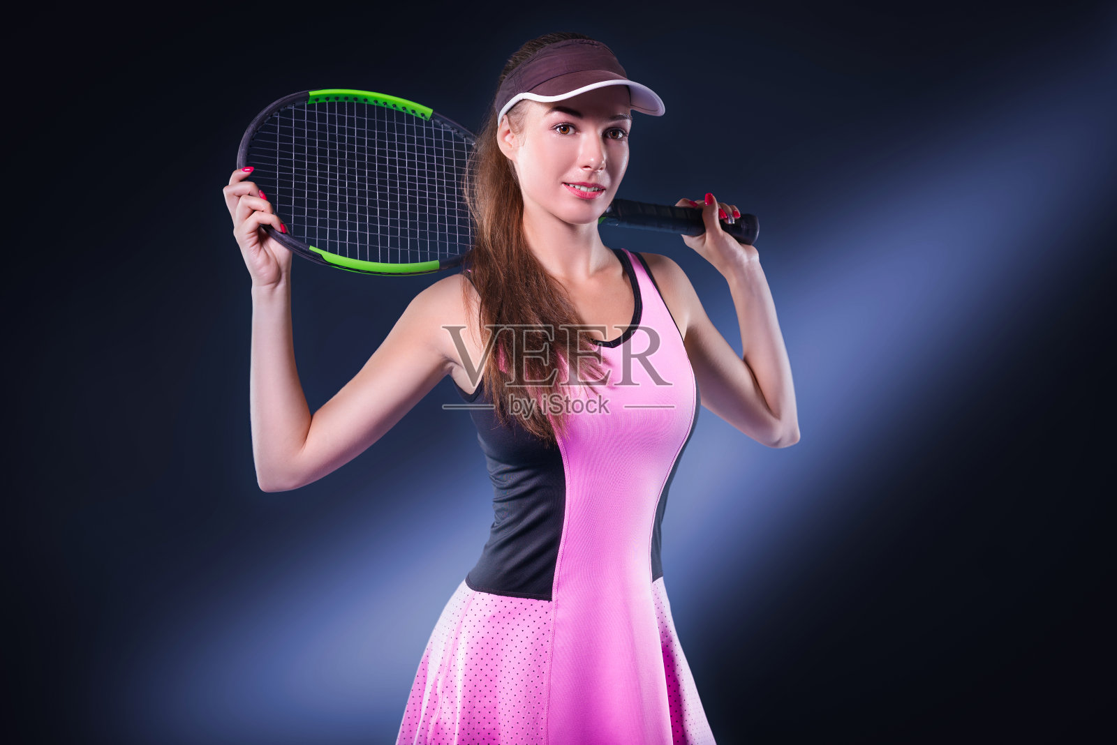 身穿粉色连衣裙的网球运动员肖像，体育场背景，奥运会概念照片摄影图片