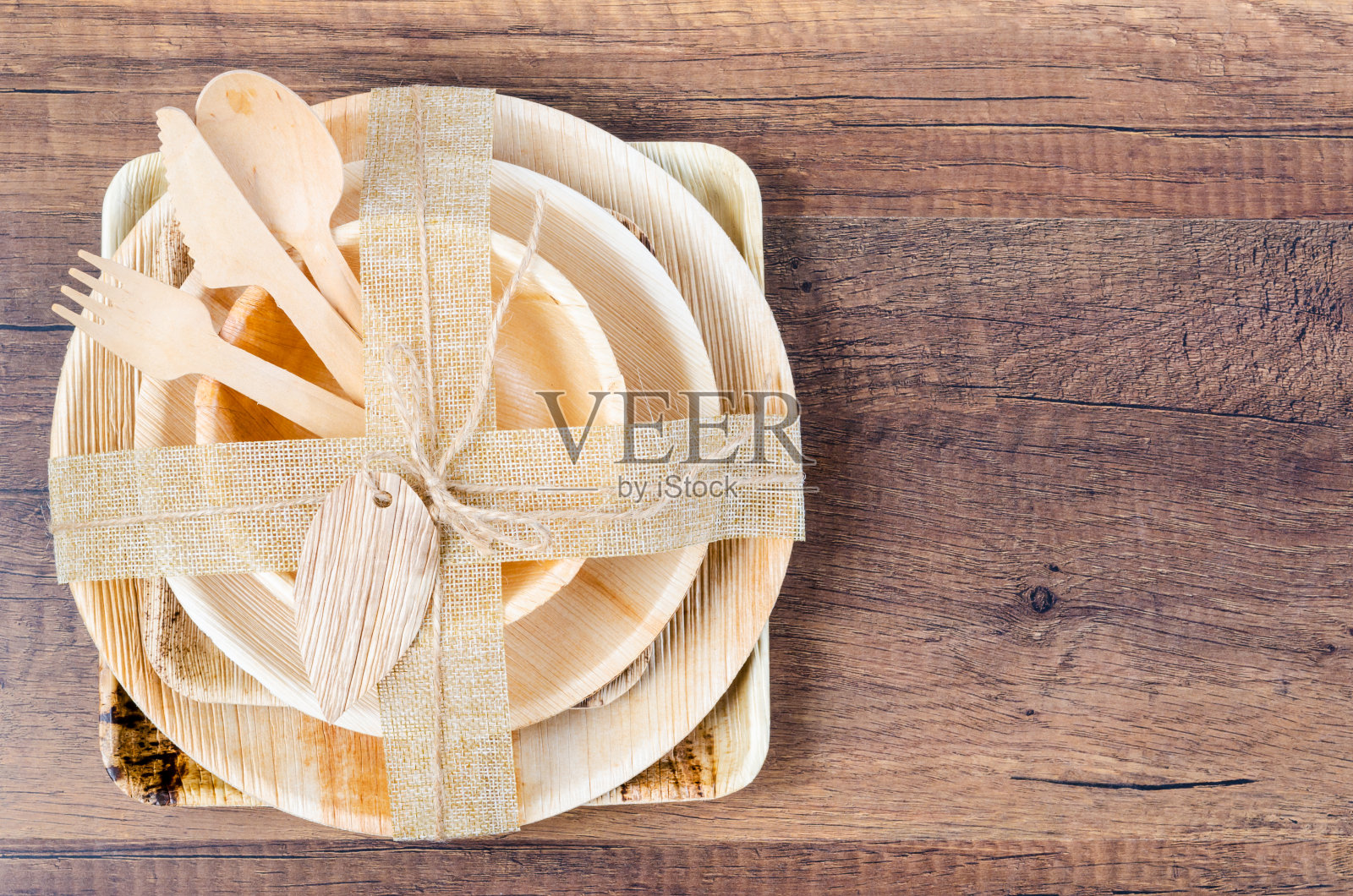 由干槟榔叶制成的厨房用具，天然材料。照片摄影图片