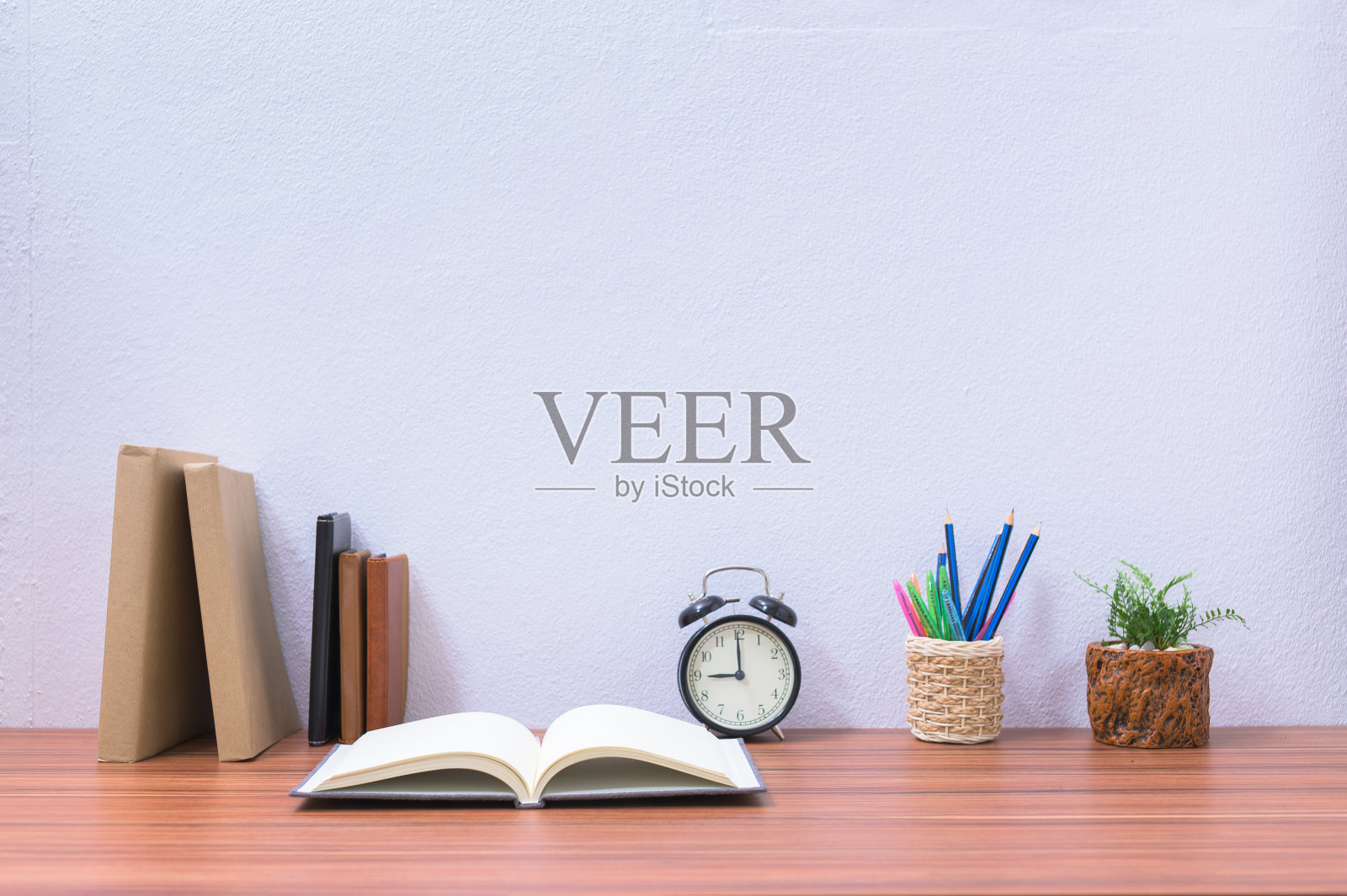 书、文件、文具放在书桌上照片摄影图片