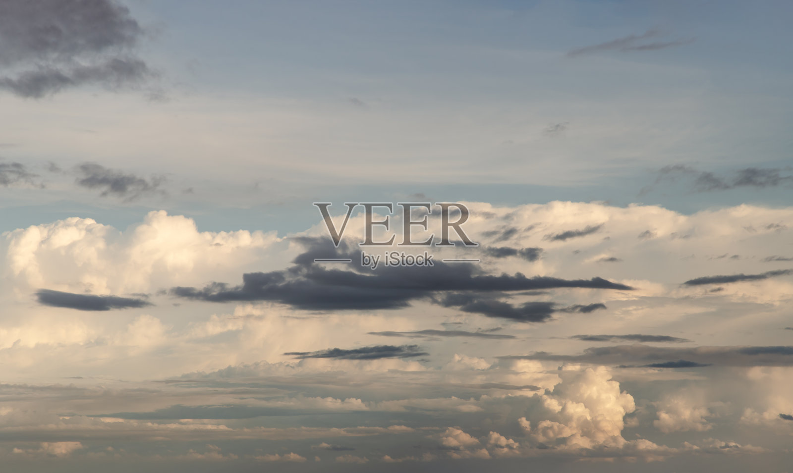 太阳穿过天空的云彩。云的形状唤起人们的想象力和创造力。它们可以用作壁纸，看起来很神奇。照片摄影图片