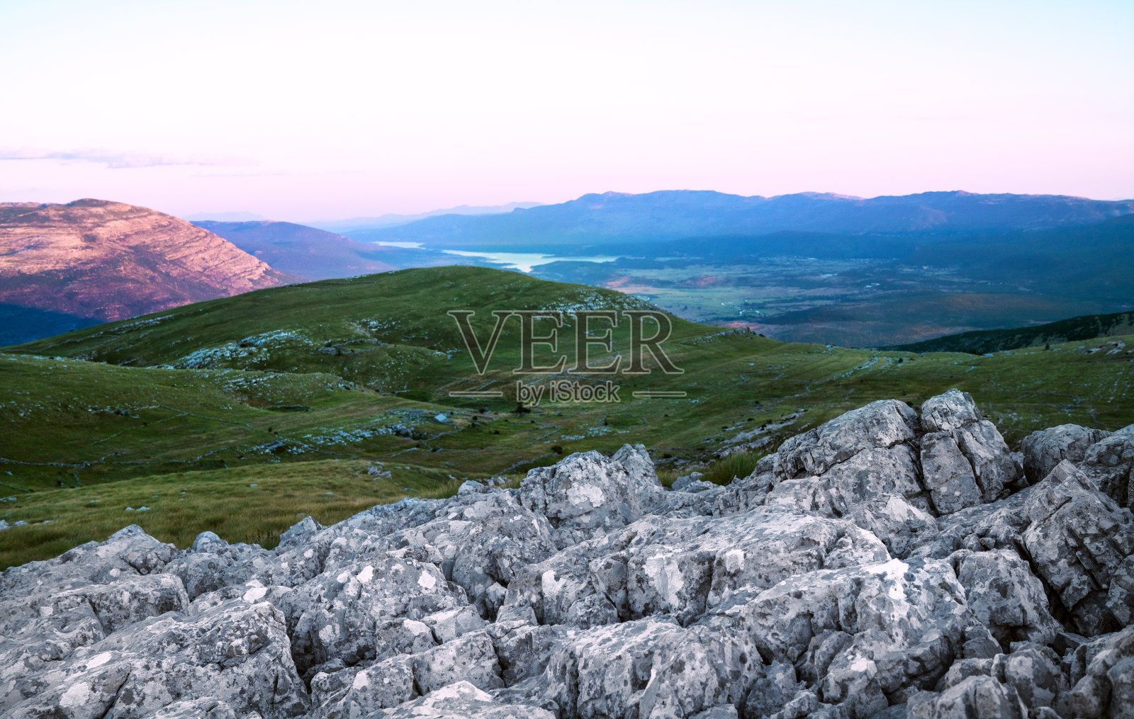 从Sinjal或Dinara(1831米)山观看风景，这是克罗地亚共和国和波斯尼亚-黑塞哥维那边界上的第纳尔阿尔卑斯山脉的最高点。照片摄影图片