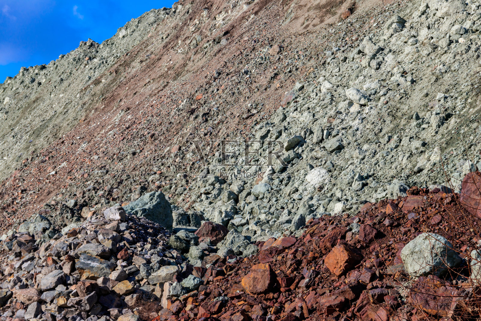 铁矿矿渣堆的观点。矿业照片摄影图片