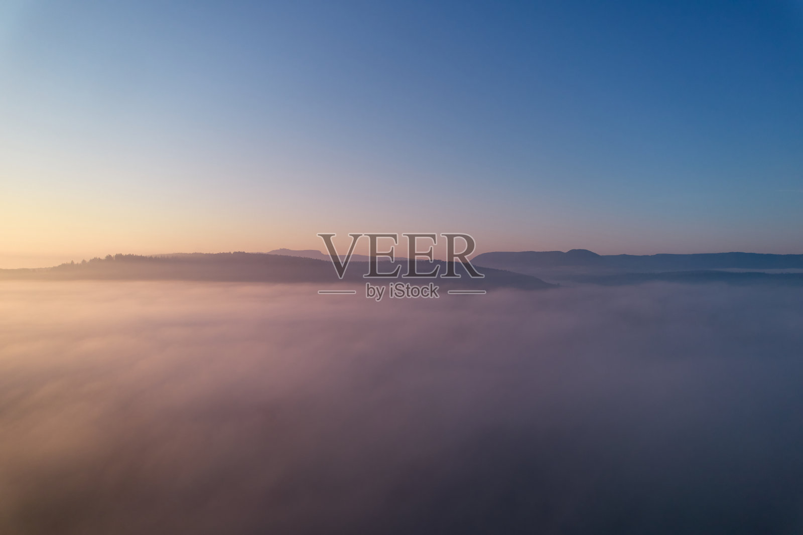 在雾之上拍摄的风景。地平线上的斯瓦比亚白山全景。蓝天为拷贝空间。鸟瞰图。照片摄影图片