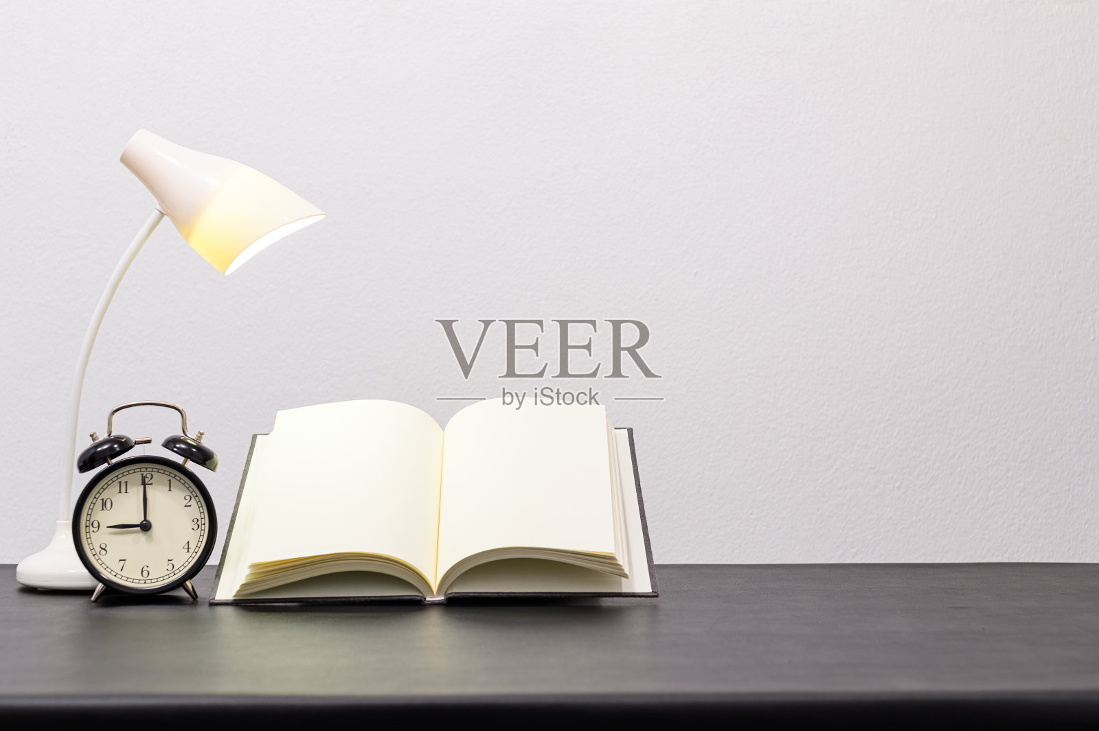 爱读书和文具的概念在书桌上照片摄影图片