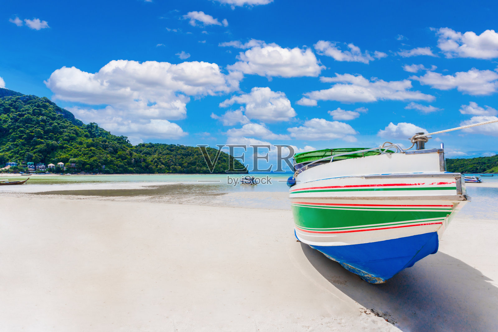 以蓝天为背景的皮皮岛快艇景观照片摄影图片