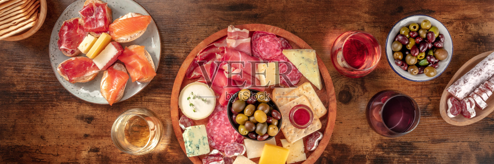 意大利餐前小吃或西班牙餐前小吃。美味的冷肉和奶酪照片摄影图片