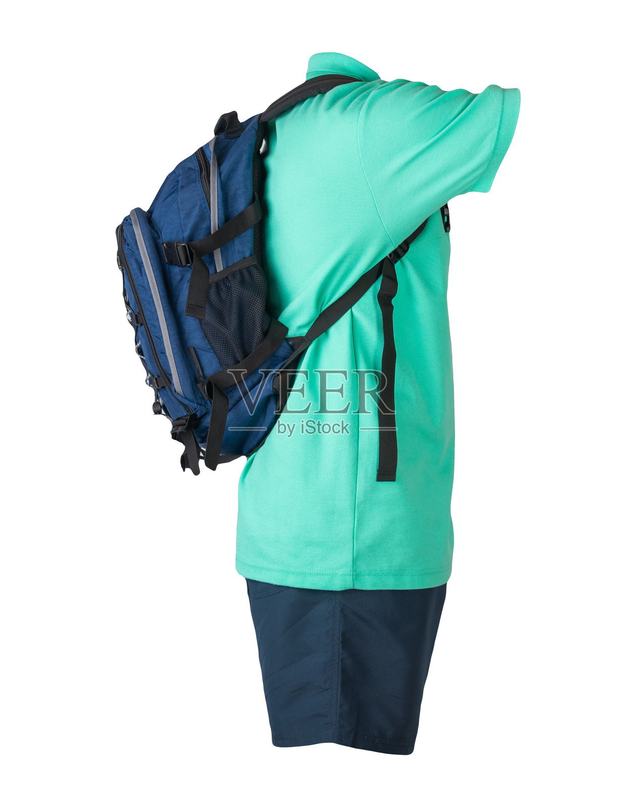 双肩包，运动短裤，衬衫与领口与钮扣隔离在白色福林。每天穿的衣服照片摄影图片