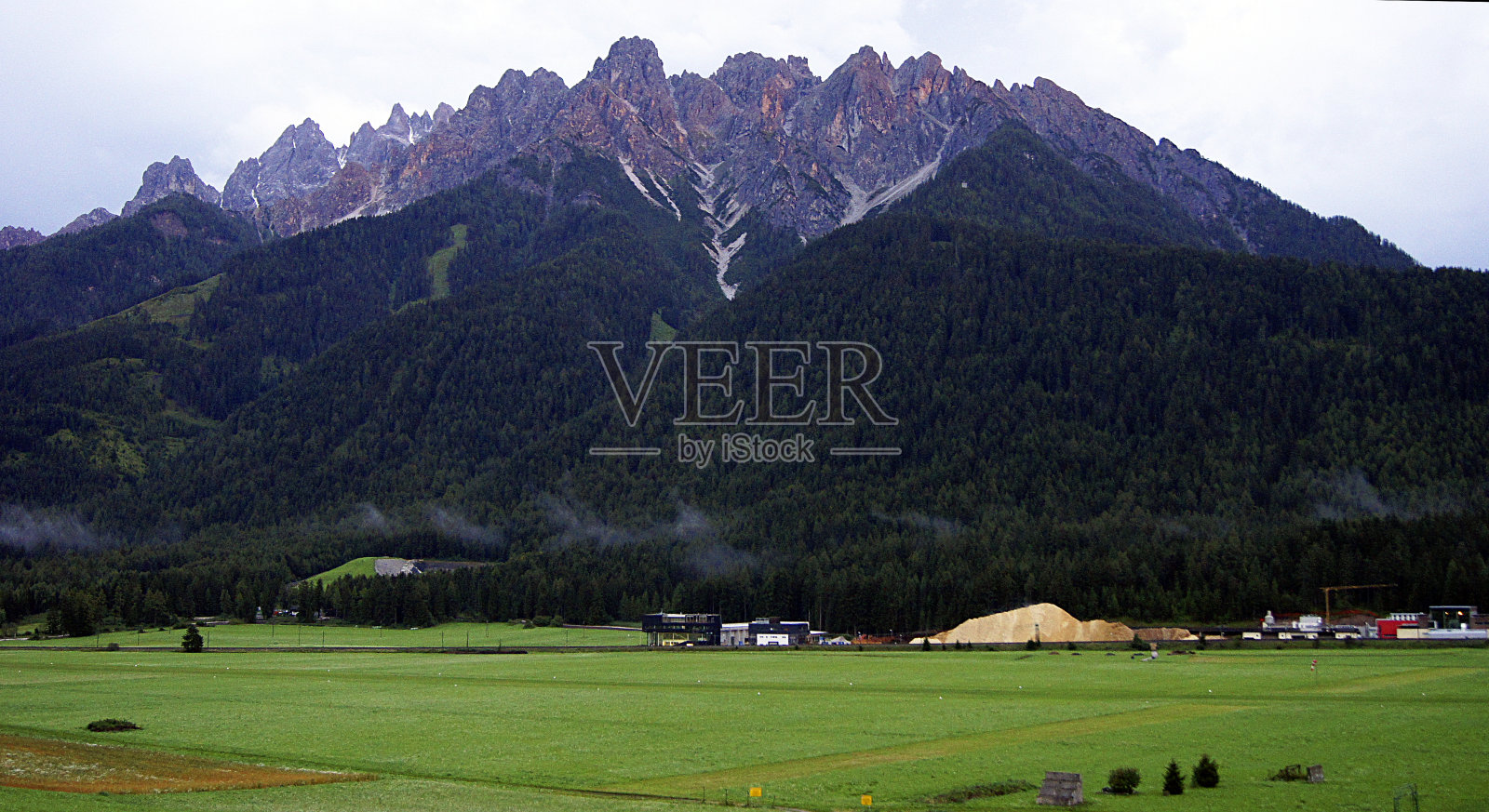 自然奇观-提洛尔前阿尔卑斯景观附近的多比阿科Toblach -意大利照片摄影图片