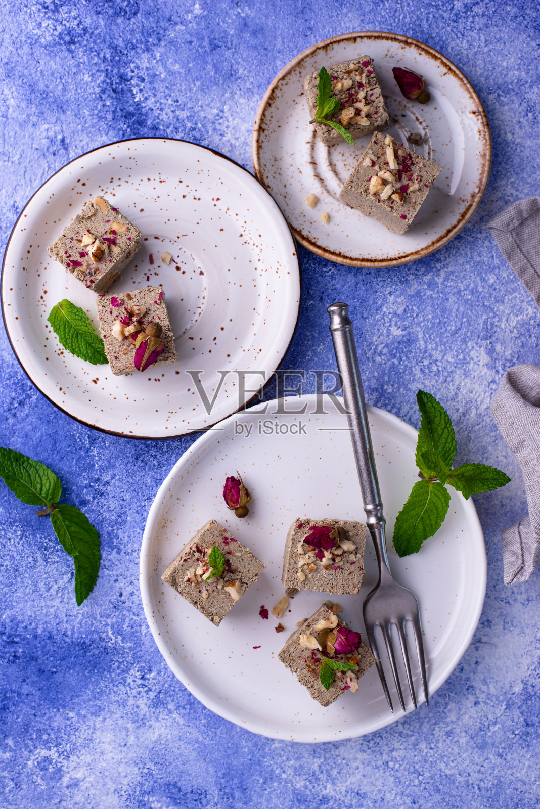 哈尔瓦玫瑰花瓣和坚果。照片摄影图片