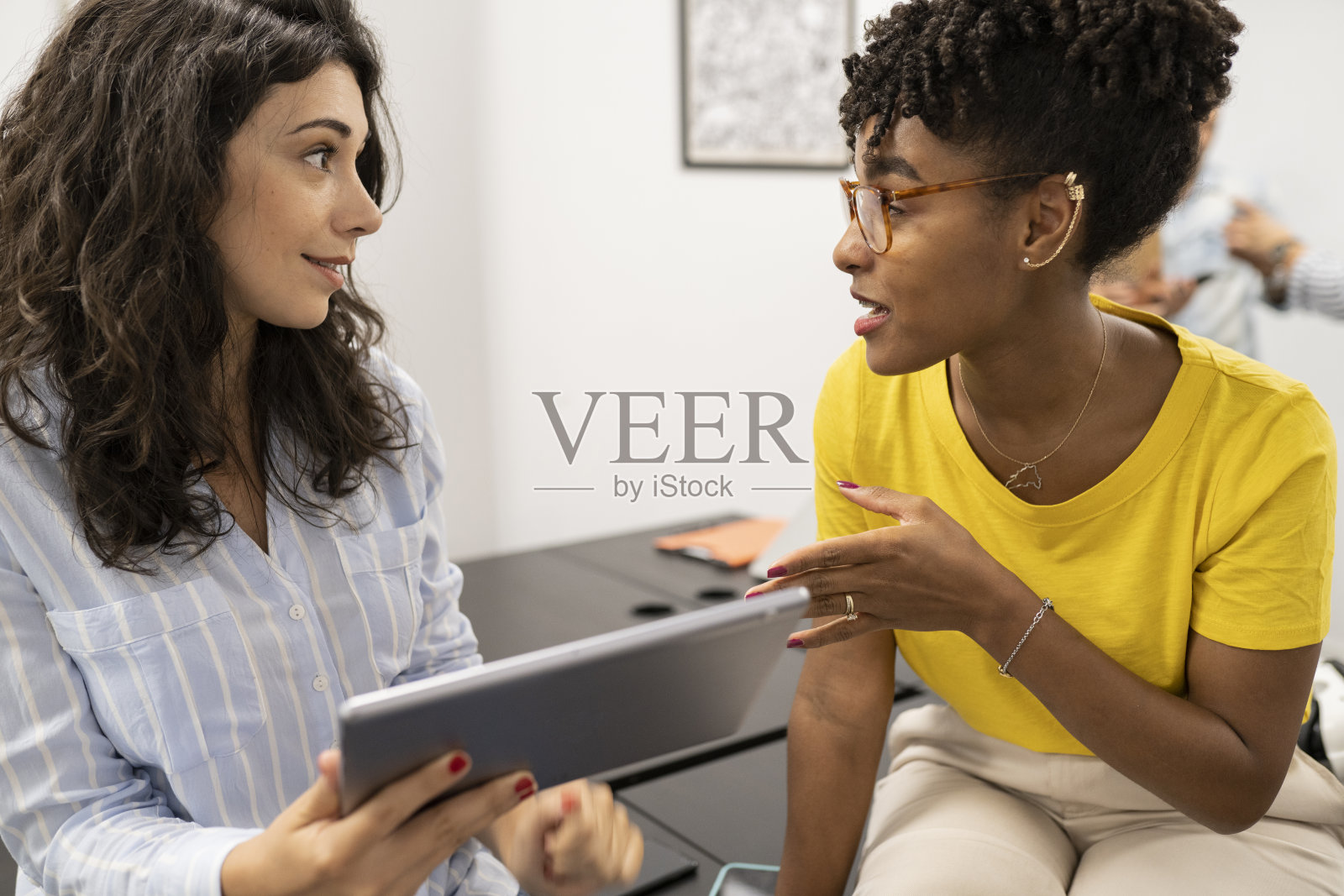 不同种族的同事使用平板电脑共同工作照片摄影图片