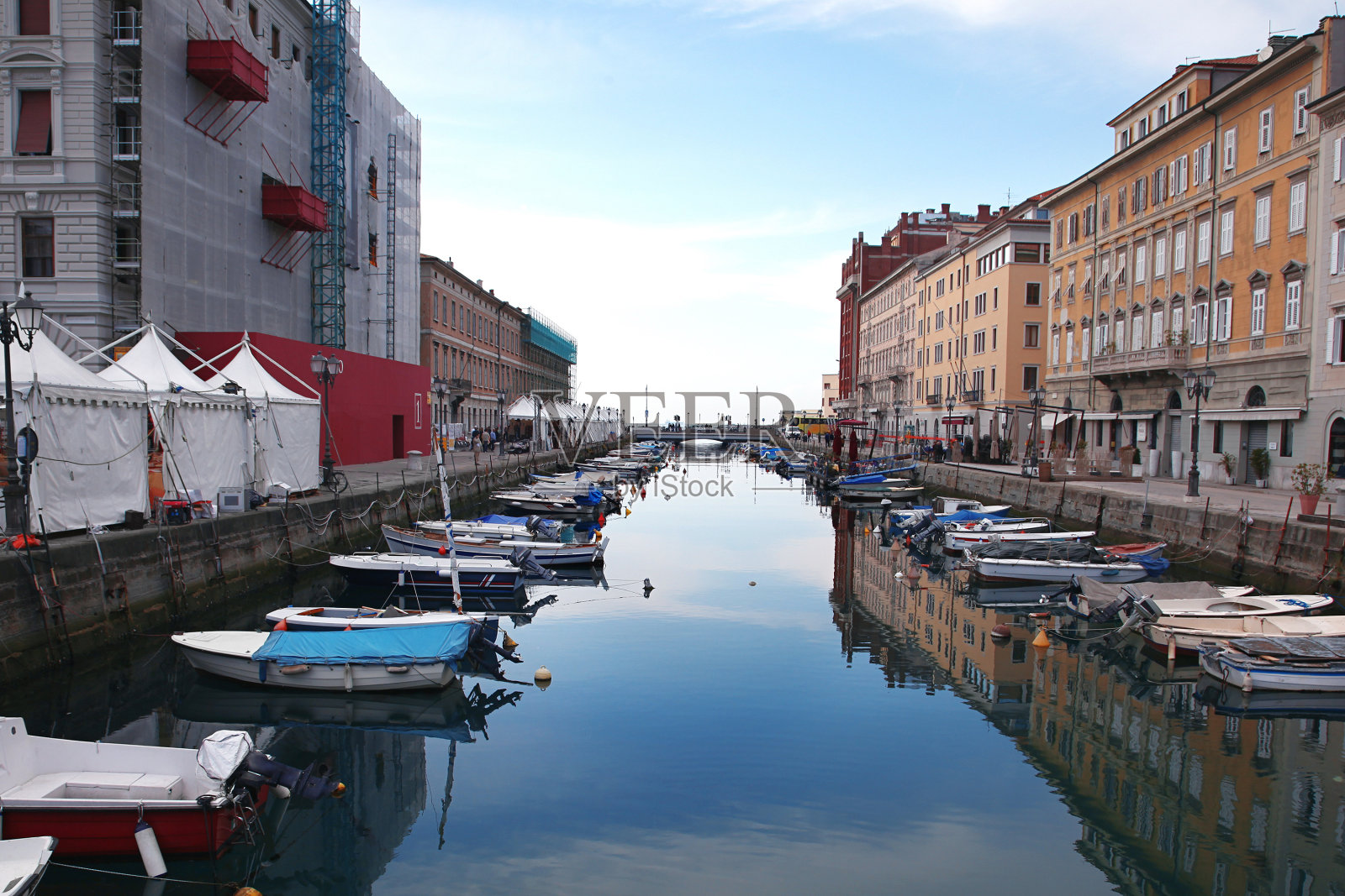 许多帆船和小游艇，漂浮在海峡。照片摄影图片