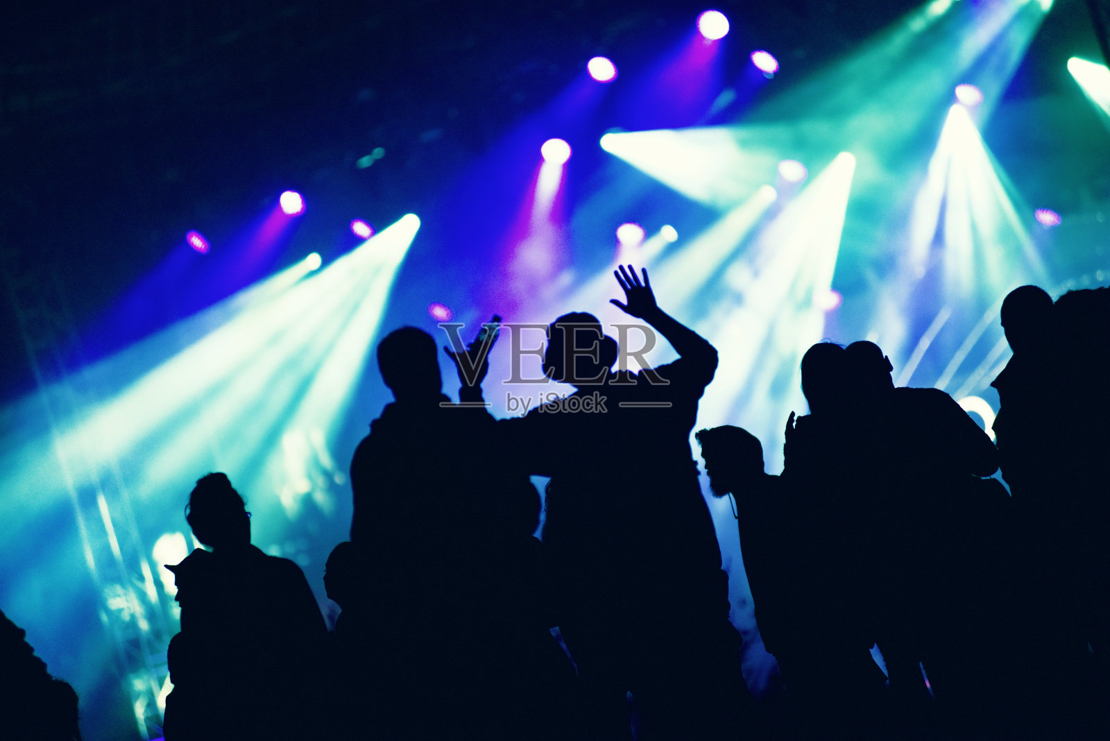 音乐会上的人群，观众举起手来照片摄影图片