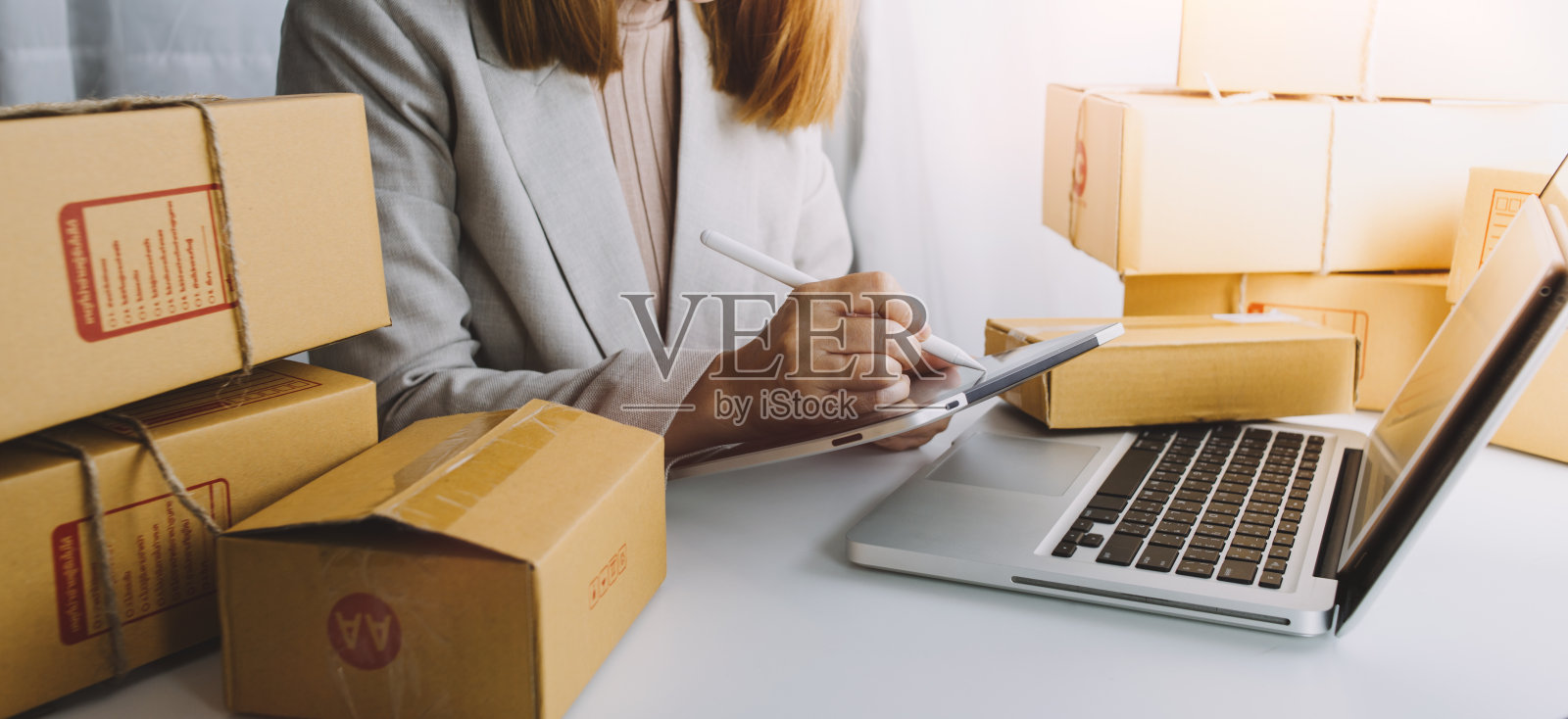 企业家中小企业的成功自由职业者妇女在家工作与网上包裹投递。中小企业和包装交付的概念照片摄影图片