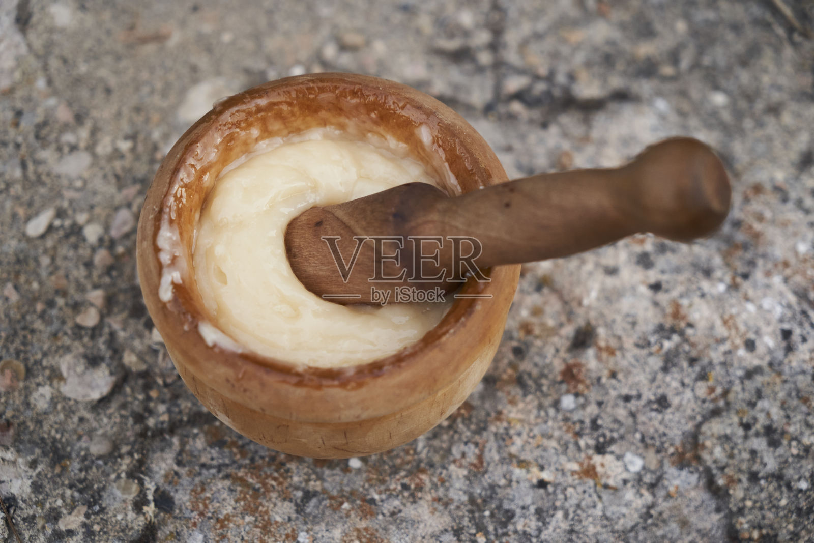 木碗里的手工油和蒜酱照片摄影图片