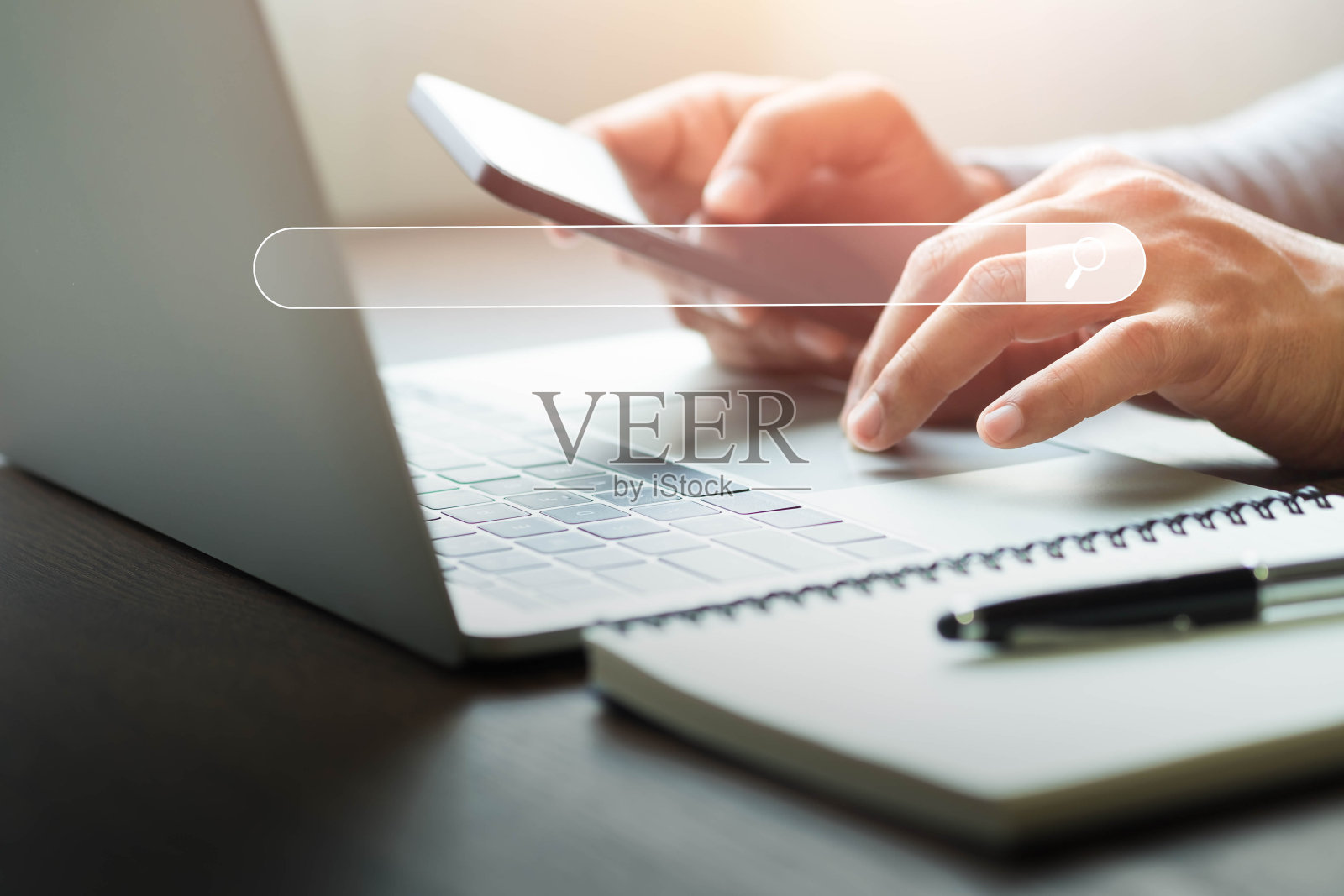 商人用笔记本电脑在办公桌上工作。利用搜索网页浏览互联网数据信息网络。商业数字技术概念。照片摄影图片